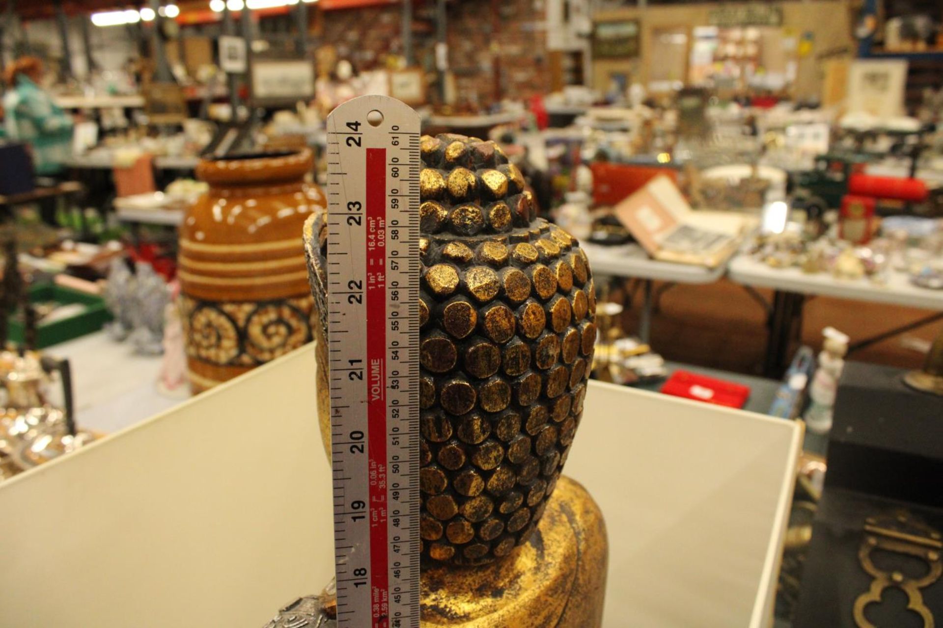 A LARGE GILDED MEDIATING BUDDAH FIGURE 24" TALL - Bild 4 aus 4