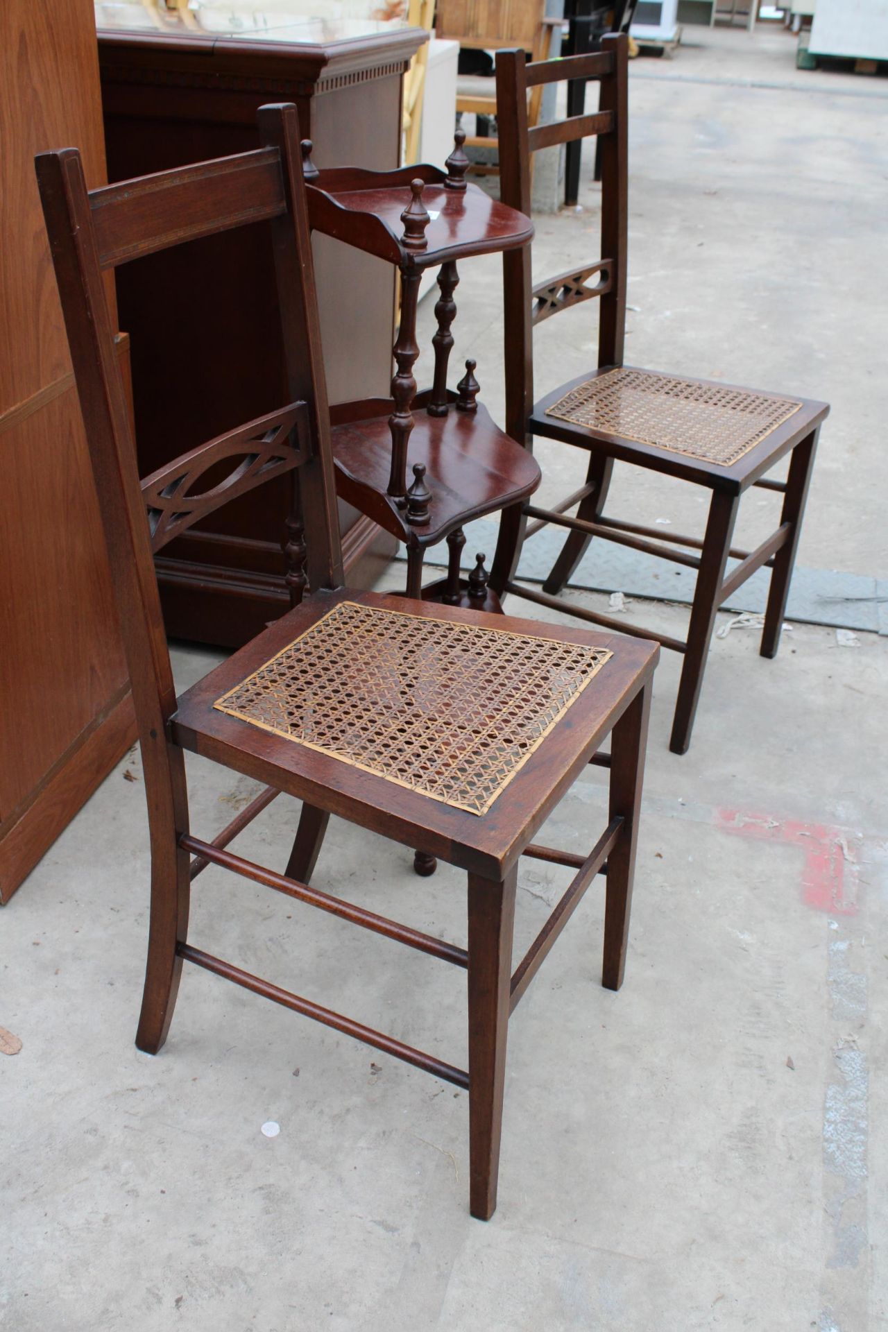 A VICTORIAN STYLE CORNER WHATNOT AND A PAIR OF EDWARDIAN BEDROOM CHAIRS - Image 3 of 3