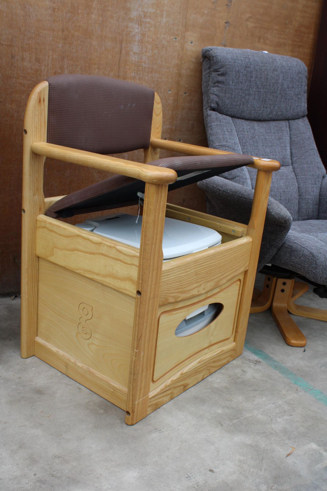 A GORDON ELLIS AND CO COMMODE CHAIR ENCLOSING PORTA POTTI QUBE - Bild 4 aus 4