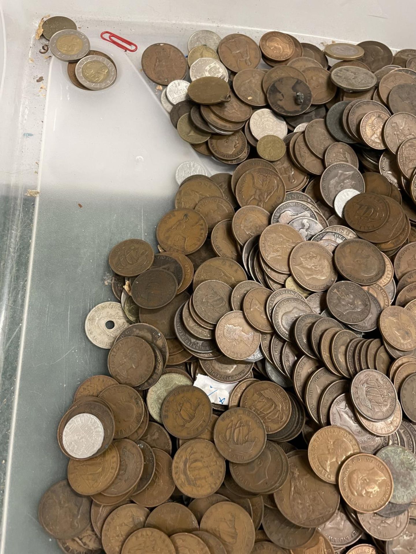 A LARGE QUANTITY OF PRE DECIMAL PENNYS AND HALF PENNYS AND FURTHER COINAGE - Image 4 of 5
