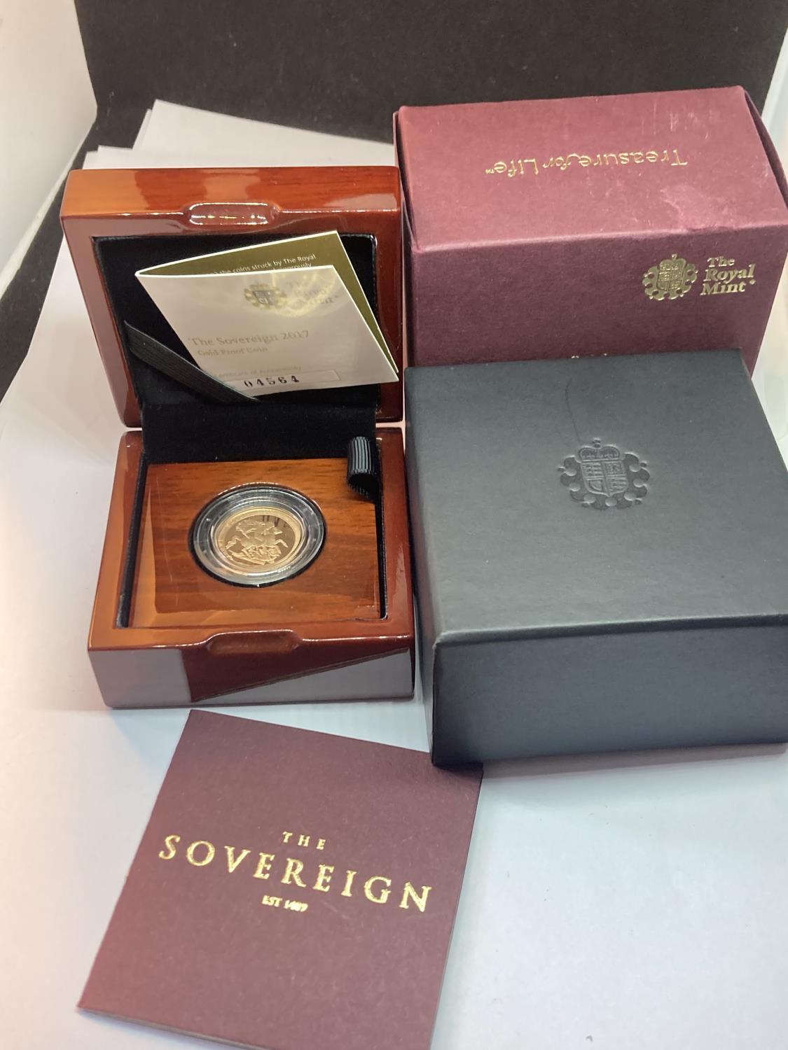 A 2017 THE SOVEREIGN GOLD PROOF LIMITED EDITION NUMBER 4,564 OF 10,500 IN A WOODEN BOXED CASE