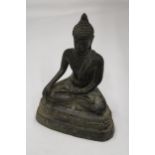 A VERY HEAVY (POSSIBLY BRONZE) METAL BUDDAH, HEIGHT 22CM