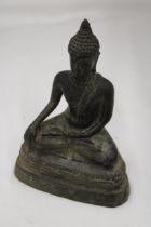 A VERY HEAVY (POSSIBLY BRONZE) METAL BUDDAH, HEIGHT 22CM