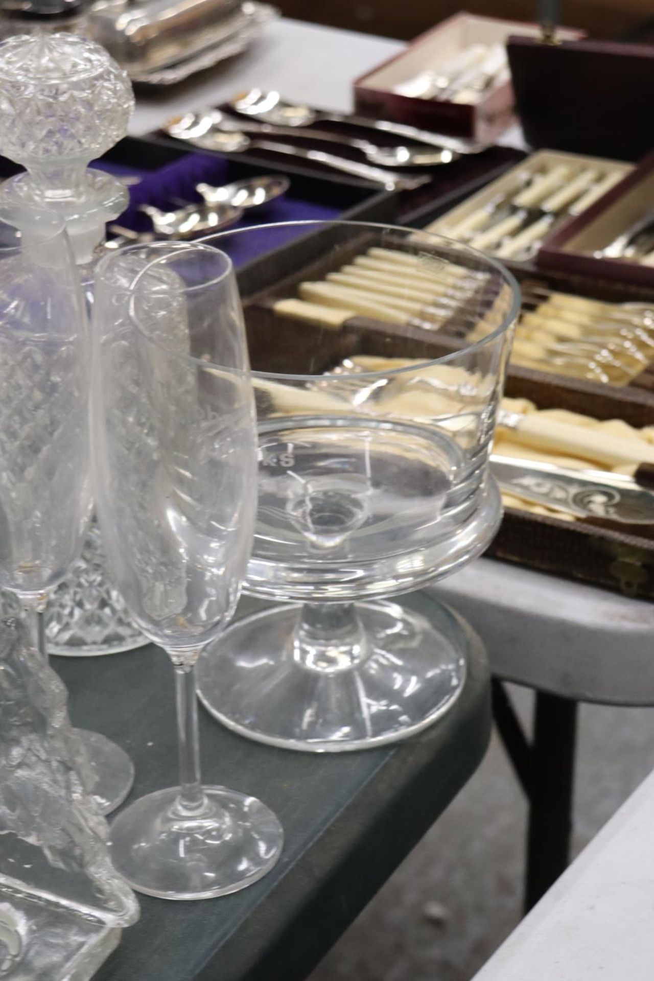 A QUANTITY OF GLASSWARE TO INCLUDE DRINKING GLASSES, PAPERWEIGHT, DECANTER, ETC., - Image 7 of 7