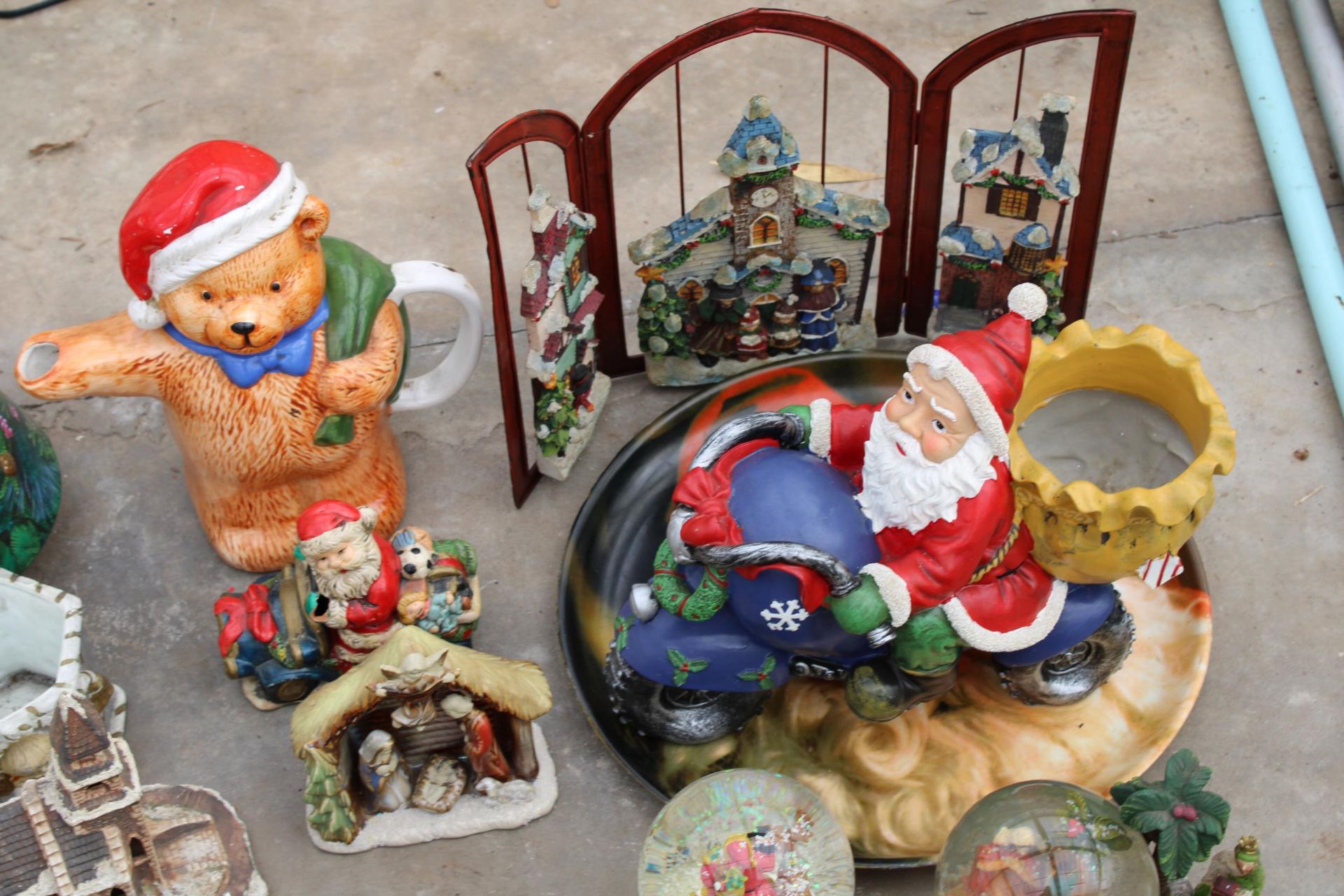 A LARGE ASSORTMENT OF CHRISTMAS DECORATIONS TO INCLUDE SANTA FIGURES, ORNAMENTS AND PLANTERS ETC - Image 2 of 4