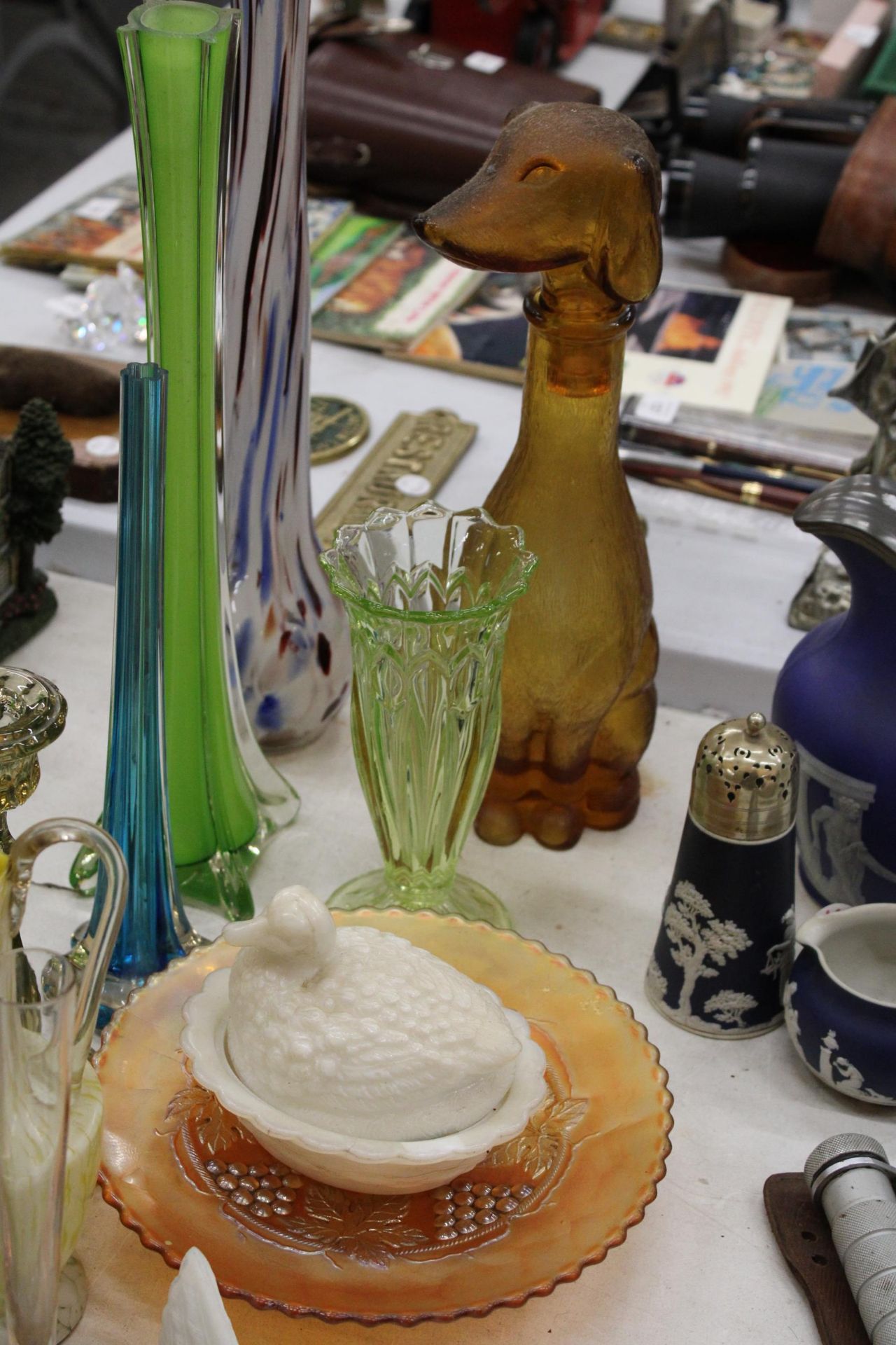 A LARGE QUANTITY OF COLOURED GLASSWARE TO INCLUDE A DECANTER IN THE SHAPE OF A DOG, MURANO STYLE - Image 6 of 6