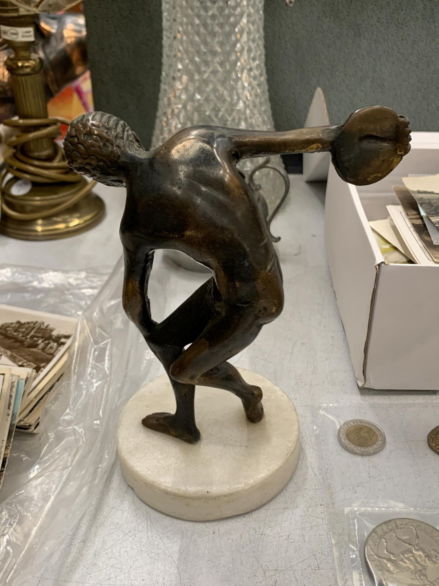 A BRONZE MODEL OF A GREEK DISCUS THROWER, HEIGHT 19CM - Image 2 of 3