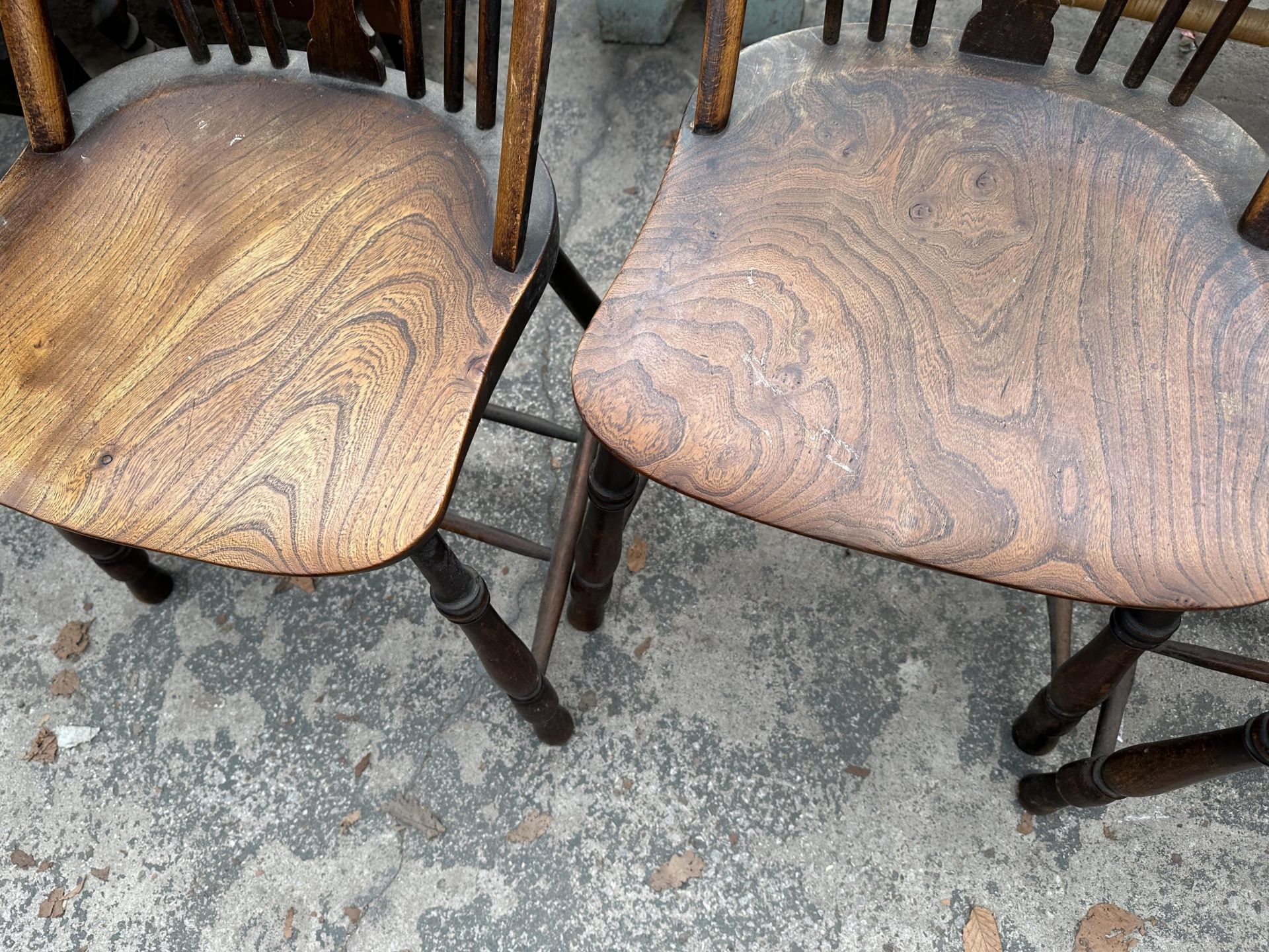 A SET OF FOUR ELM AND BEECH WINDSOR STYLE DINING CHAIRS WITH PIERCED SPLAT BACK - Bild 6 aus 6
