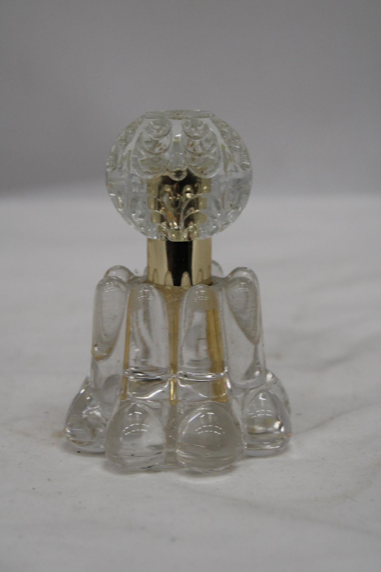 A GLASS SCENT BOTTLE, HEIGHT 10CM - Image 2 of 6