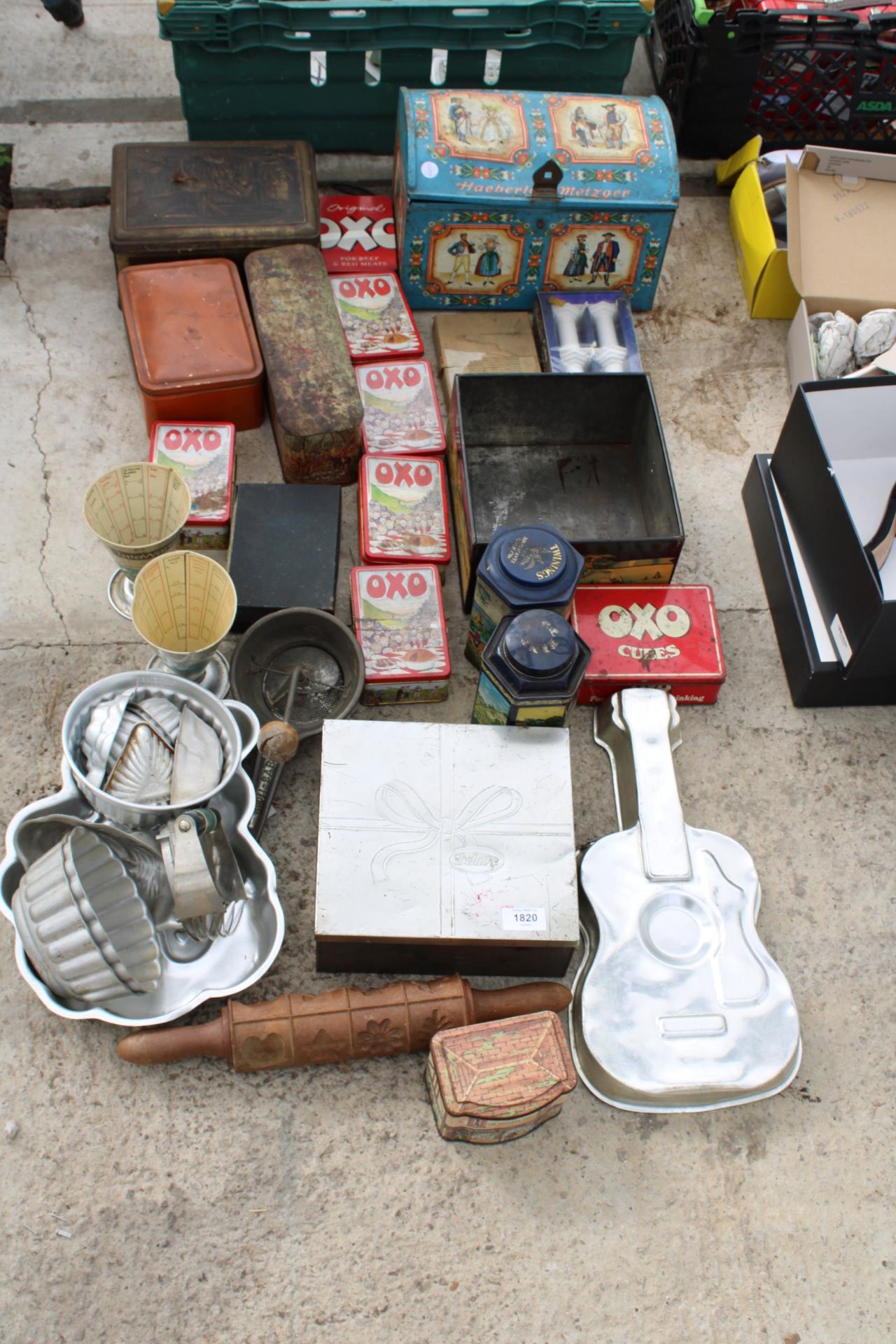 A LARGE ASSORTMENT OF VINTAGE TINS AND KITCHEN ITEMS ETC