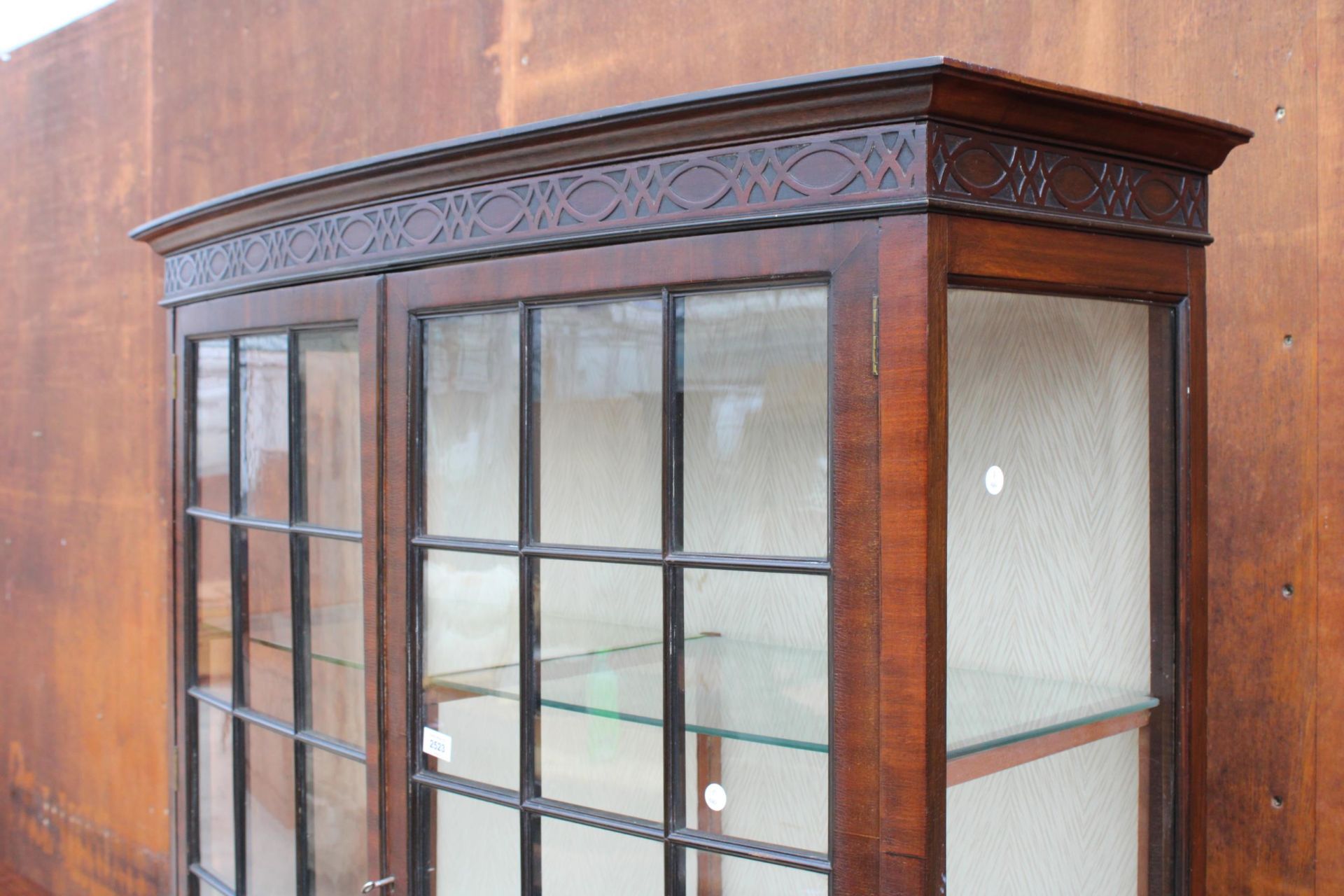 AN EARLY 20TH CENTURY MAHOGANY TWO DOOR DISPLAY CABINET WITH CUPBOARDS TO BASE ON TAPERING LEGS WITH - Bild 2 aus 4