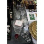 A LARGE QUANTITY OF GLASSWARE TO INCLUDE BOWLS, TANKARDS, VASES, KNIFE RESTS, WINE GLASSES