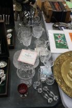 A LARGE QUANTITY OF GLASSWARE TO INCLUDE BOWLS, TANKARDS, VASES, KNIFE RESTS, WINE GLASSES