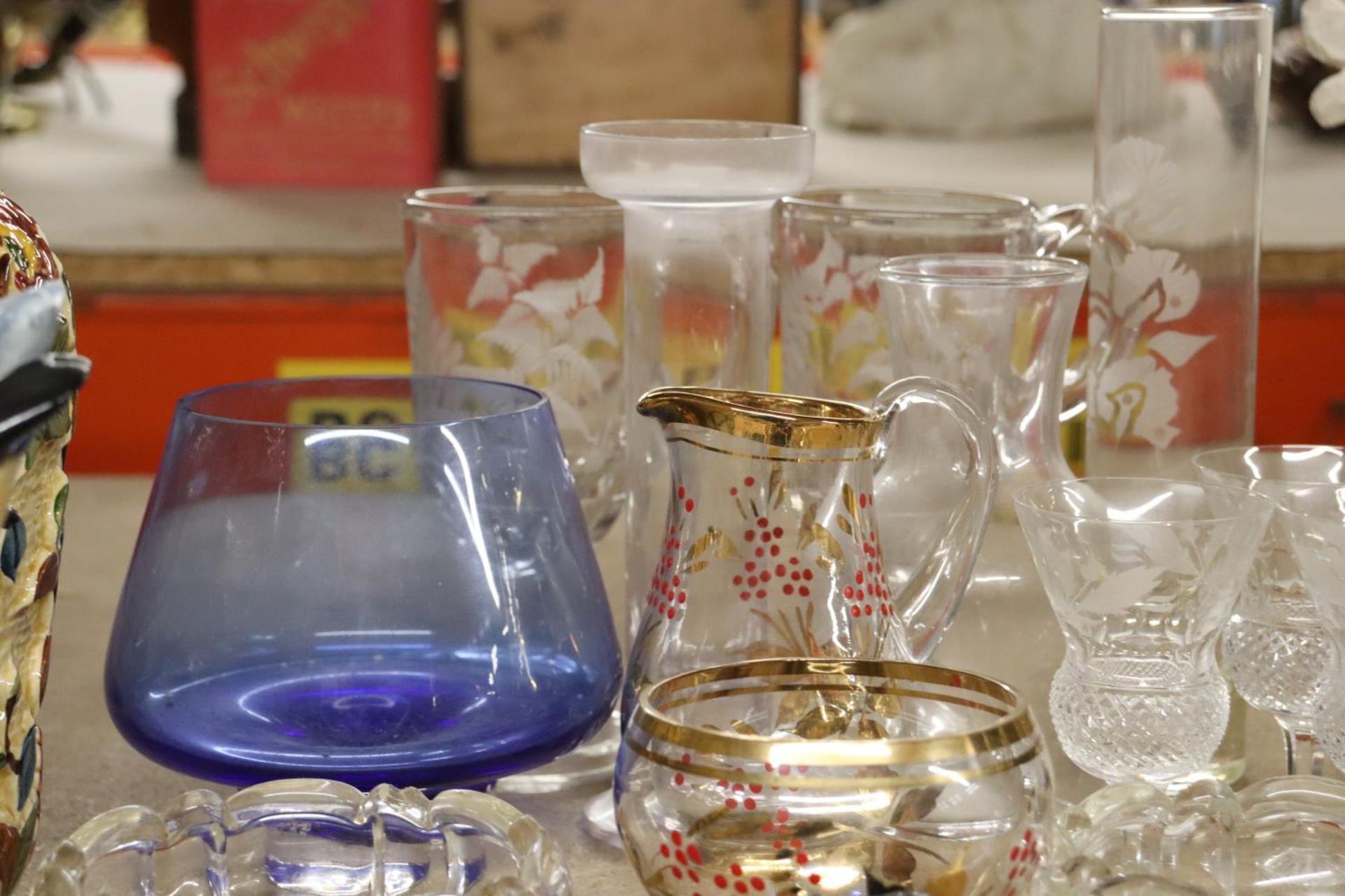 A QUANTITY OF GLASSWARE TO INCLUDE DRINKING GLASSES, BOWLS, JUGS, ETC., - Image 3 of 5