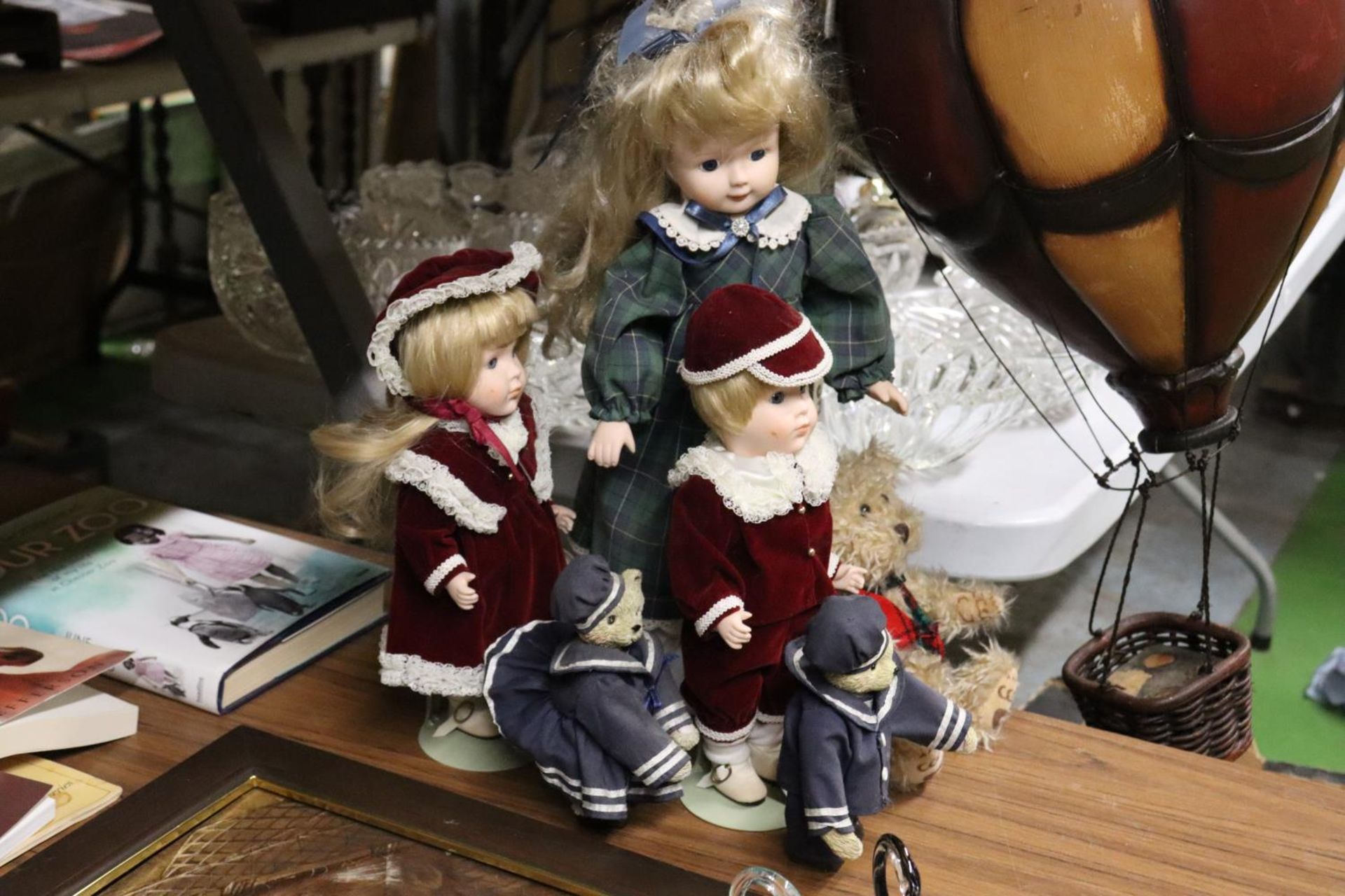 A QUANTITY OF COLLECTOR'S DOLLS AND TEDDIES - Image 4 of 4