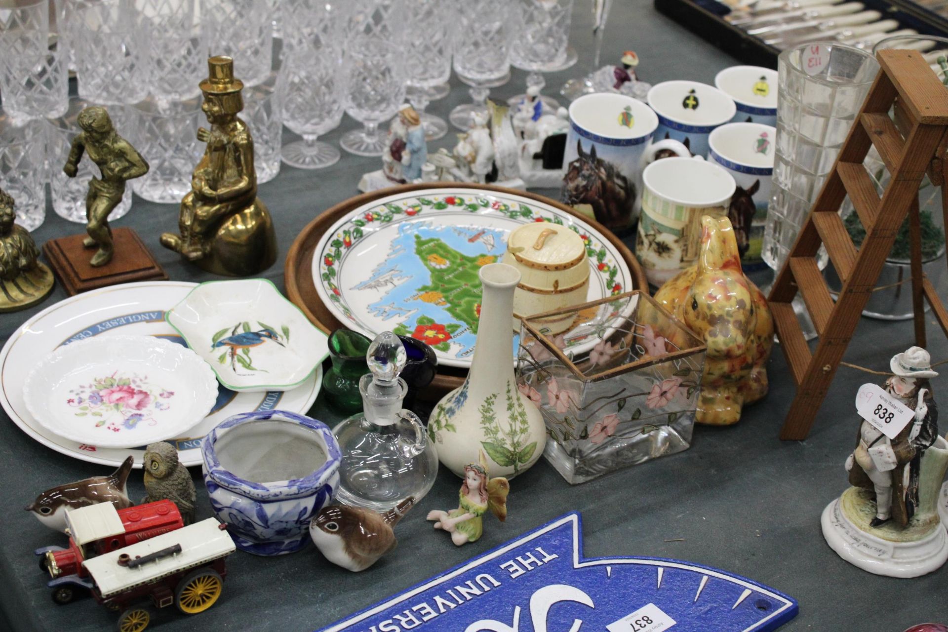 A MIXED LOT TO INCLUDE HORSE RACING MUGS, CABINET PLATES, PIN TRAYS, ANIMAL FIGURES, VICTORIAN EYE - Bild 2 aus 9