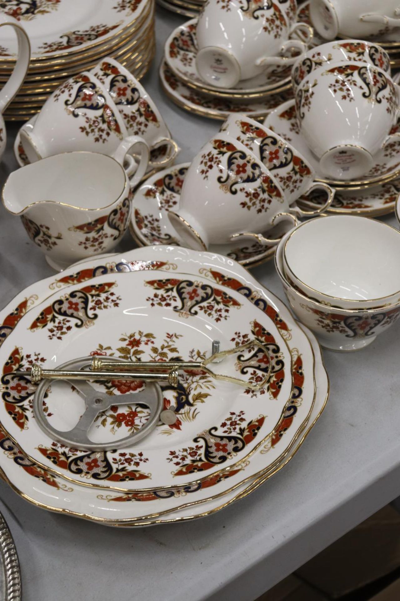 A COLCLOUGH "ROYALE" PART DINNER SERVICE TO INCLUDE A TEAPOT, TEACUPS, PLATES, DISHES, ETC., - Image 8 of 8