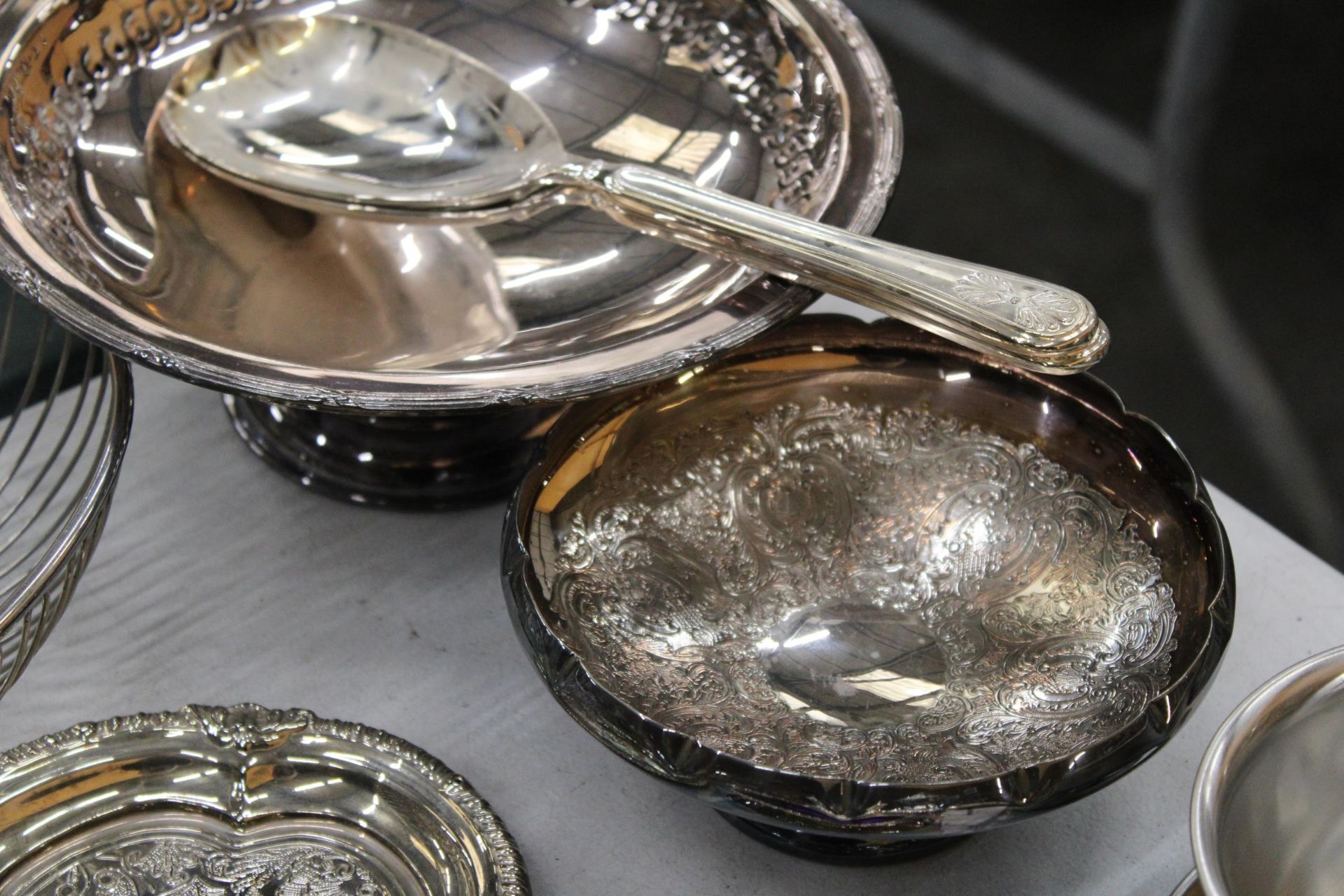 A QUANTITY OF SILVER A CRUET SET, TRAY, SALAD SERVERS, ETCPLATED ITEMS TO INCLUDE BOWLS, - Image 4 of 5