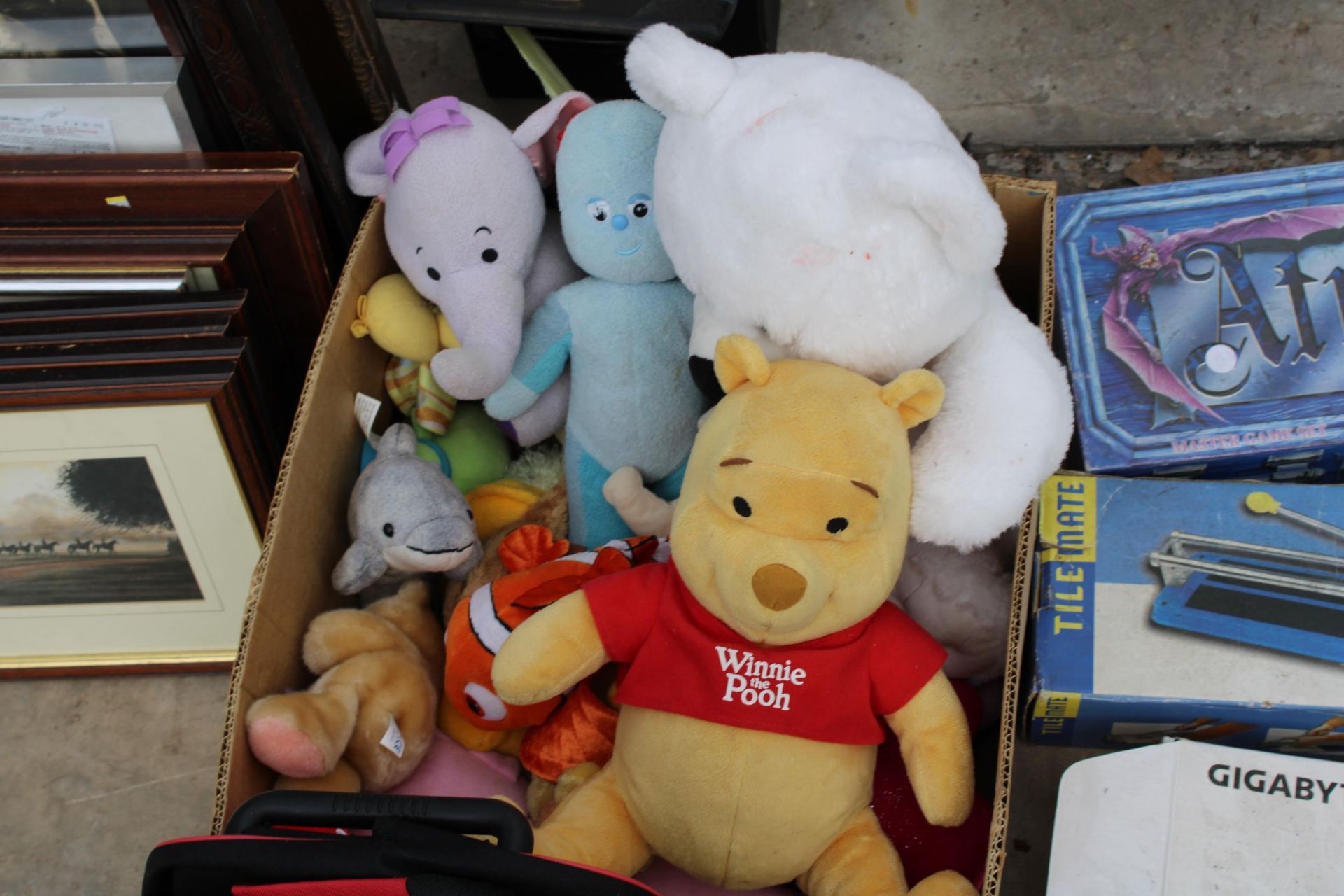 AN ASSORTMENT OF ITEMS TO INCLUDE A STAR WARS BACKPACK AND CUDDLY TOYS ETC - Bild 4 aus 4