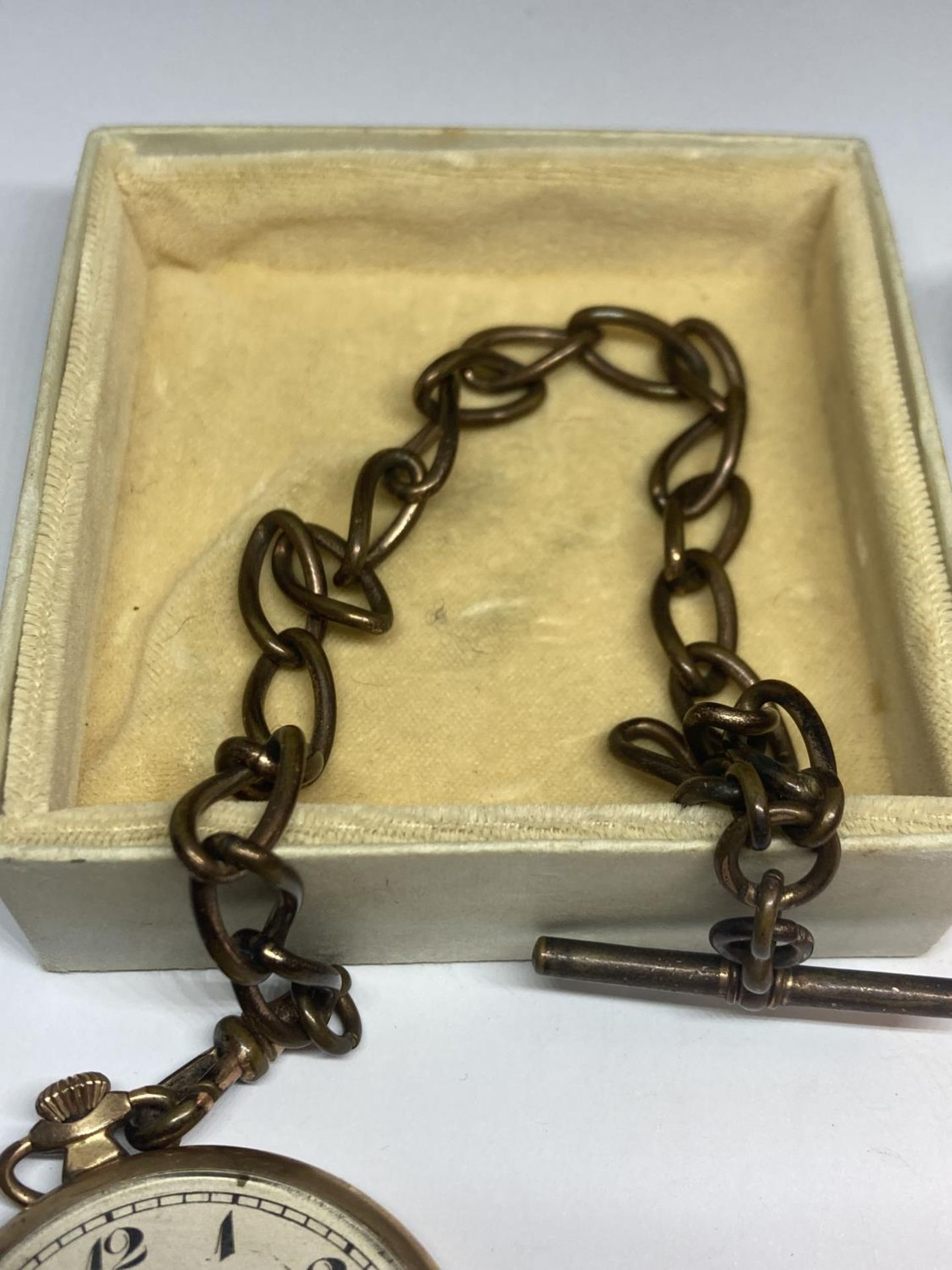 VARIOUS ITEMS TO INCLUDE A GOLD PLATED POCKET WATCH WITH CHAIN, A WHITE METAL POSSIBLY SILVER BROOCH - Image 5 of 6