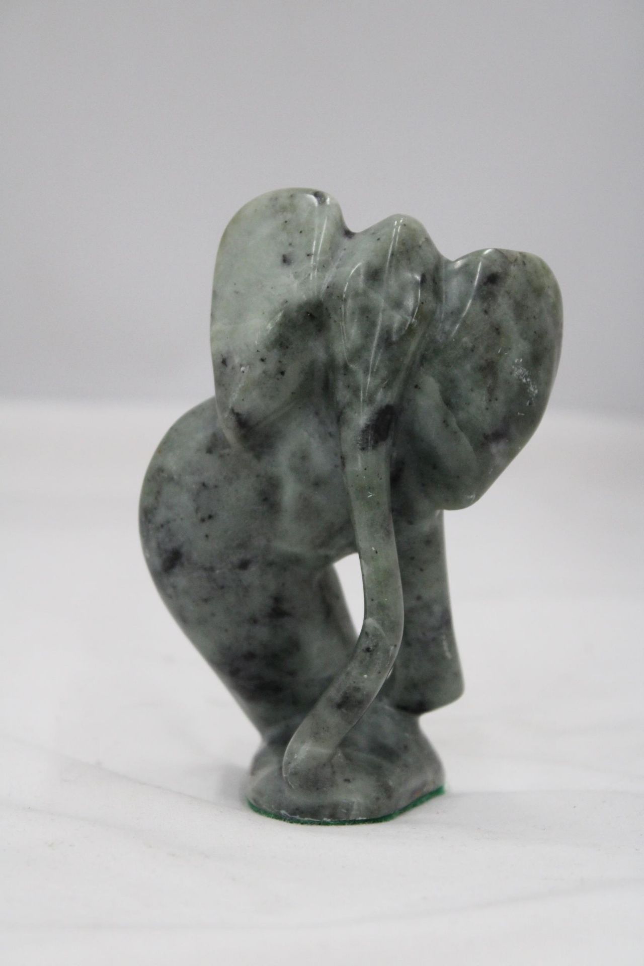 A JADE ELEPHANT, HEIGHT 13CM - Image 2 of 5
