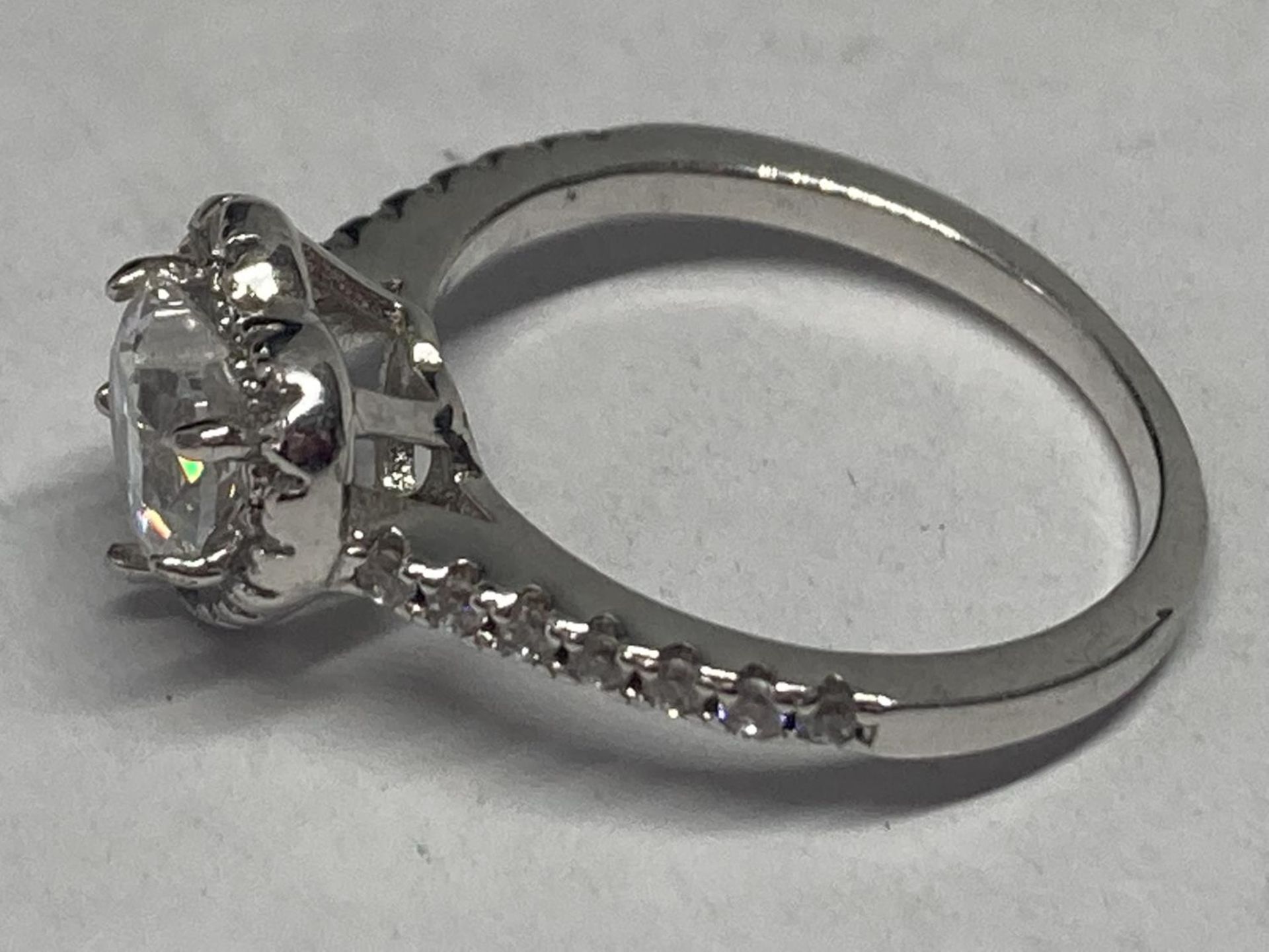 A MARKED 9K RING WITH 1 CARAT OF MOISSANITE IN A HEART DESIGN SIZE L/M GROSS WEIGHT 2.98 GRAMS - Bild 2 aus 4