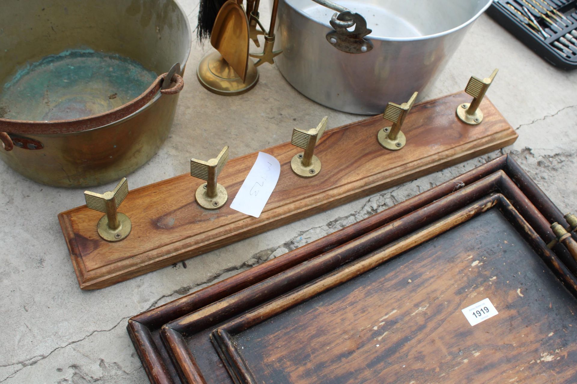 AN ASSORTMENT OF VINTAGE ITEMS TO INCLUDE THREE GRADUATEDWOODEN TRAYS, A BRASS JAM PAN AND A BRASS - Image 3 of 4