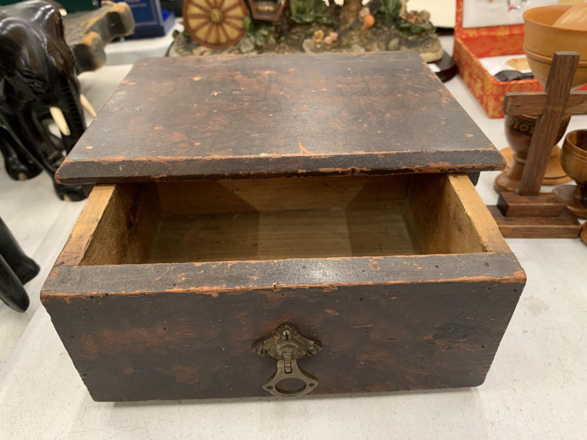 TWO VINTAGE WOODEN BOXES TO INCLUDE A CIGARETTE DISPENSER - Image 2 of 3