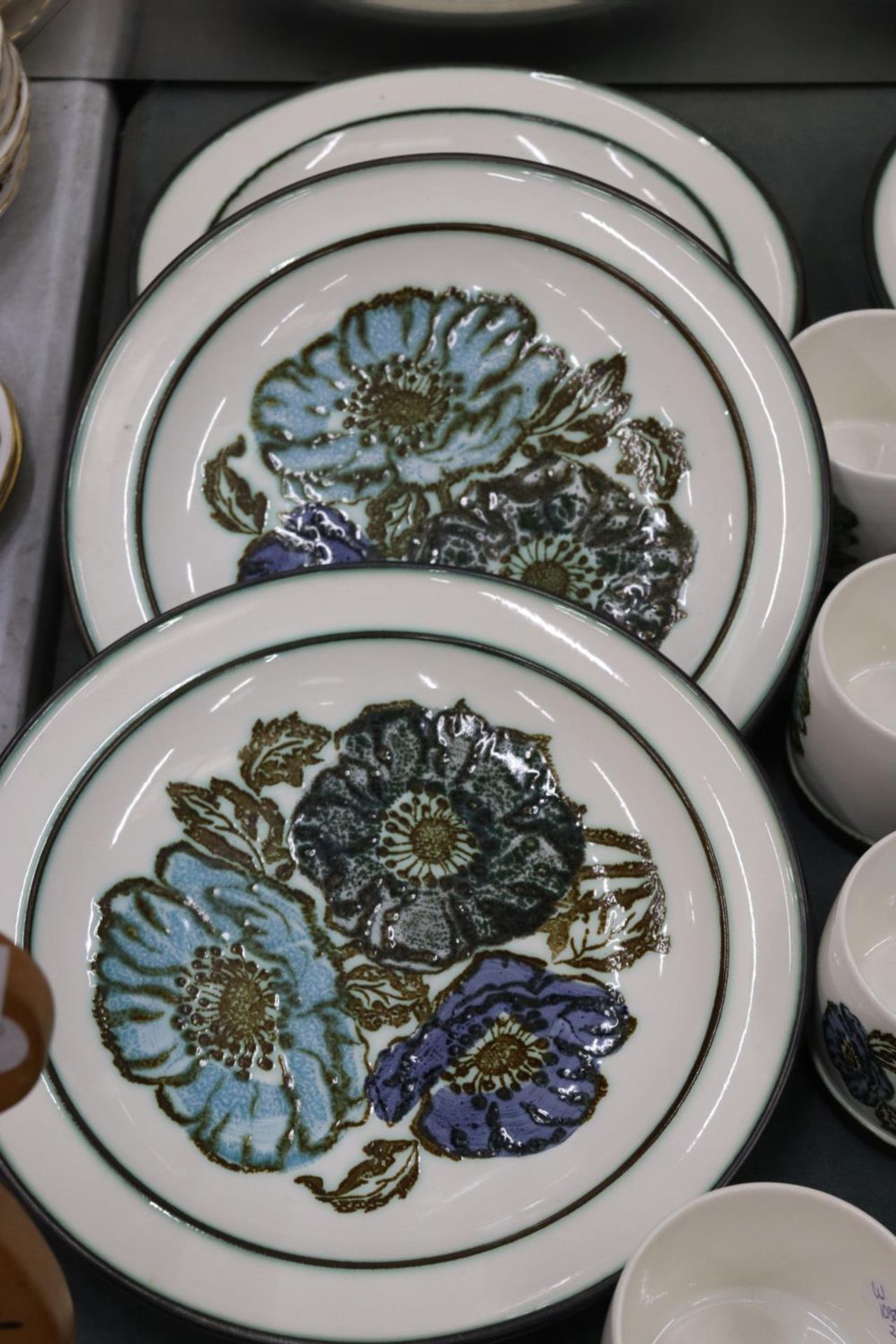 A QUANTITY OF WEDGEWOOD TO INCLUDE SIX PLATES AND FIVE MUGS - Image 3 of 6