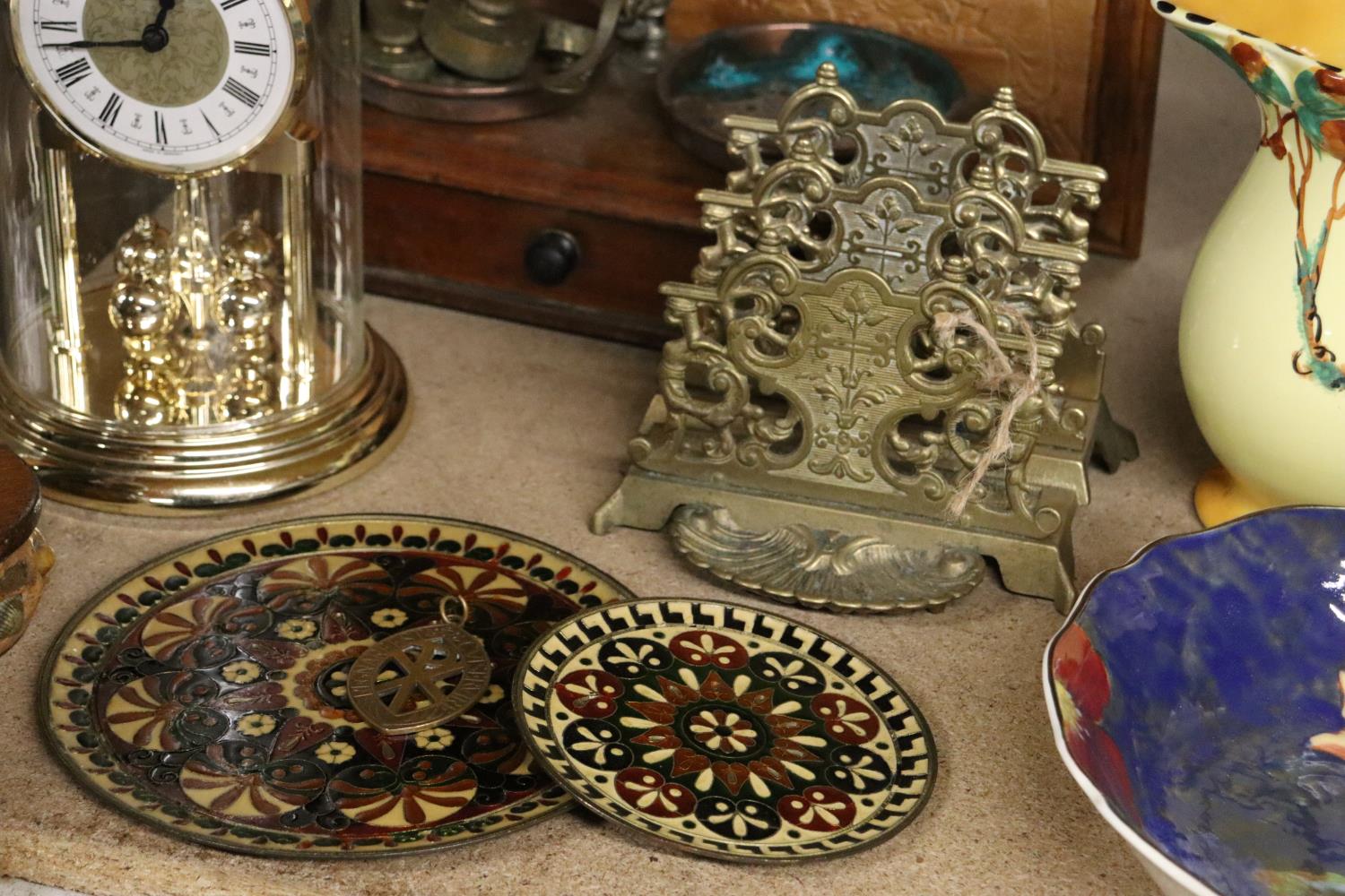 A COLLECTION OF ITEMS TO INCLUDE METAL PLAQUES AND A CLOCK ETC - Image 3 of 4