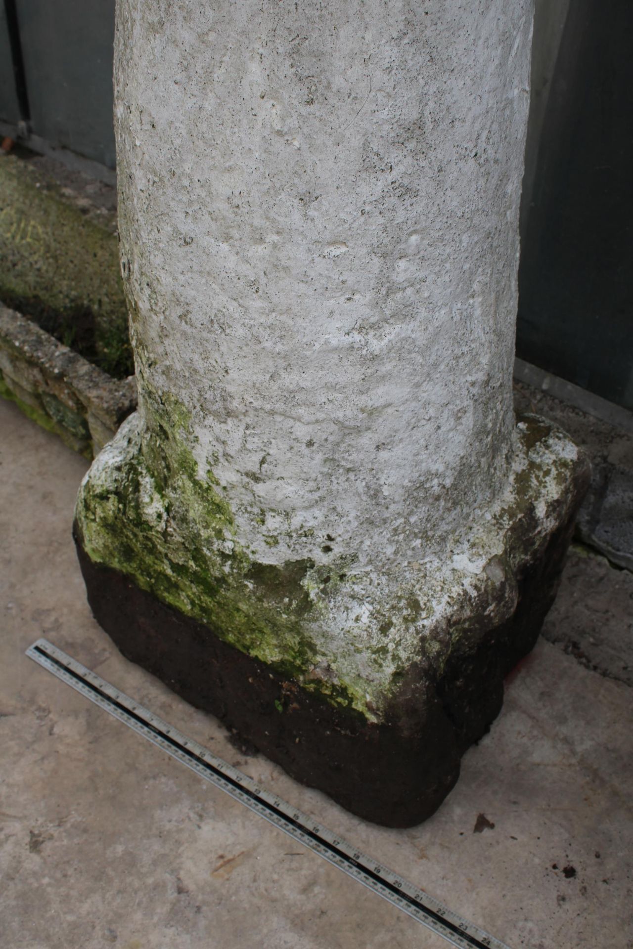 A LARGE SANDSTONE STADDLE STONE STYLE GARDEN FEATURE (H:116CM) - Image 5 of 5