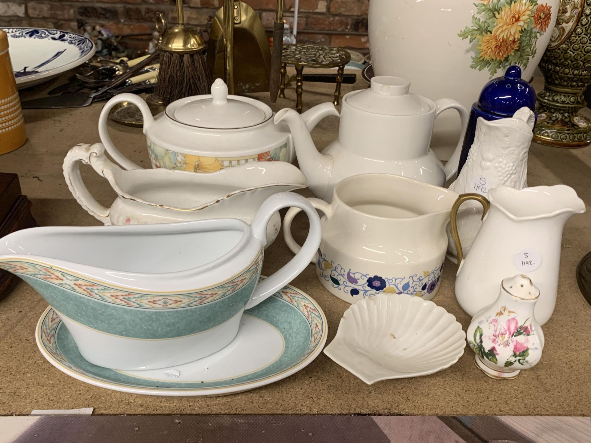 A QUANTITY OF CERAMIC ITEMS TO INCLUDE SAUCE BOATS, JUGS, TEAPOTS, ETC