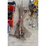 AN ASSORTMENT OF GARDEN TOOLS TO INCLUDE RAKES AND HOES ETC