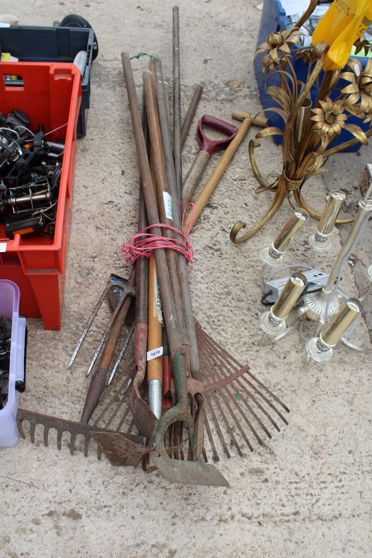 AN ASSORTMENT OF GARDEN TOOLS TO INCLUDE RAKES AND HOES ETC