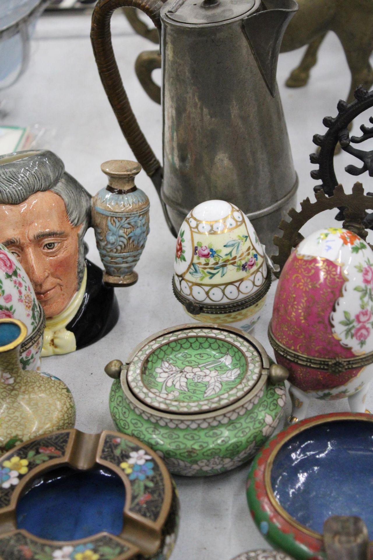 A MIXED LOT TO INCLUDE TWO SILVER LIDDED POTS, CLOISONNE BOWLS, PORCELAIN EGG SHAPED TRINKET - Image 5 of 6
