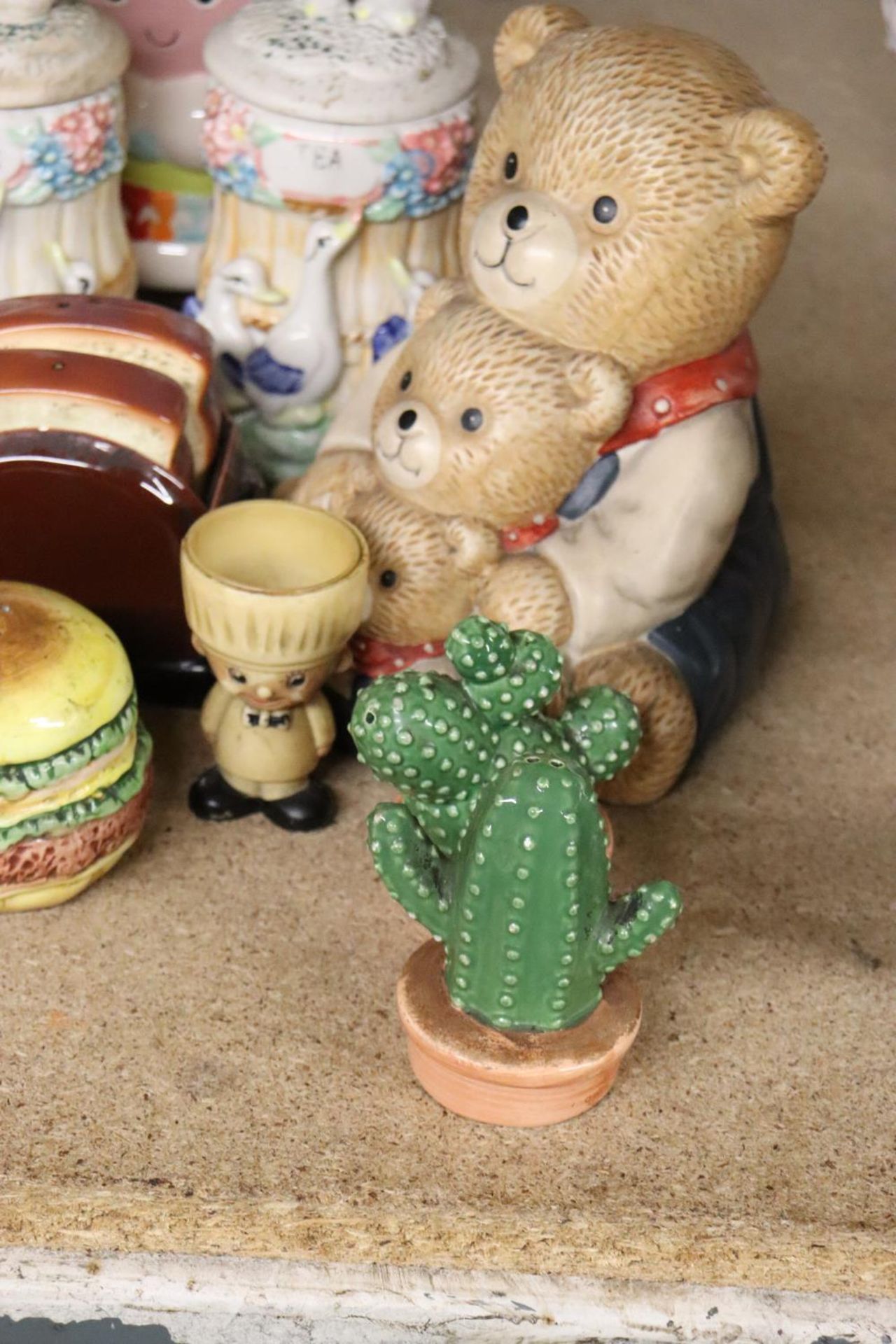 A COLLECTION OF NOVELTY CRUET SETS AND STORAGE JARS - Image 5 of 5