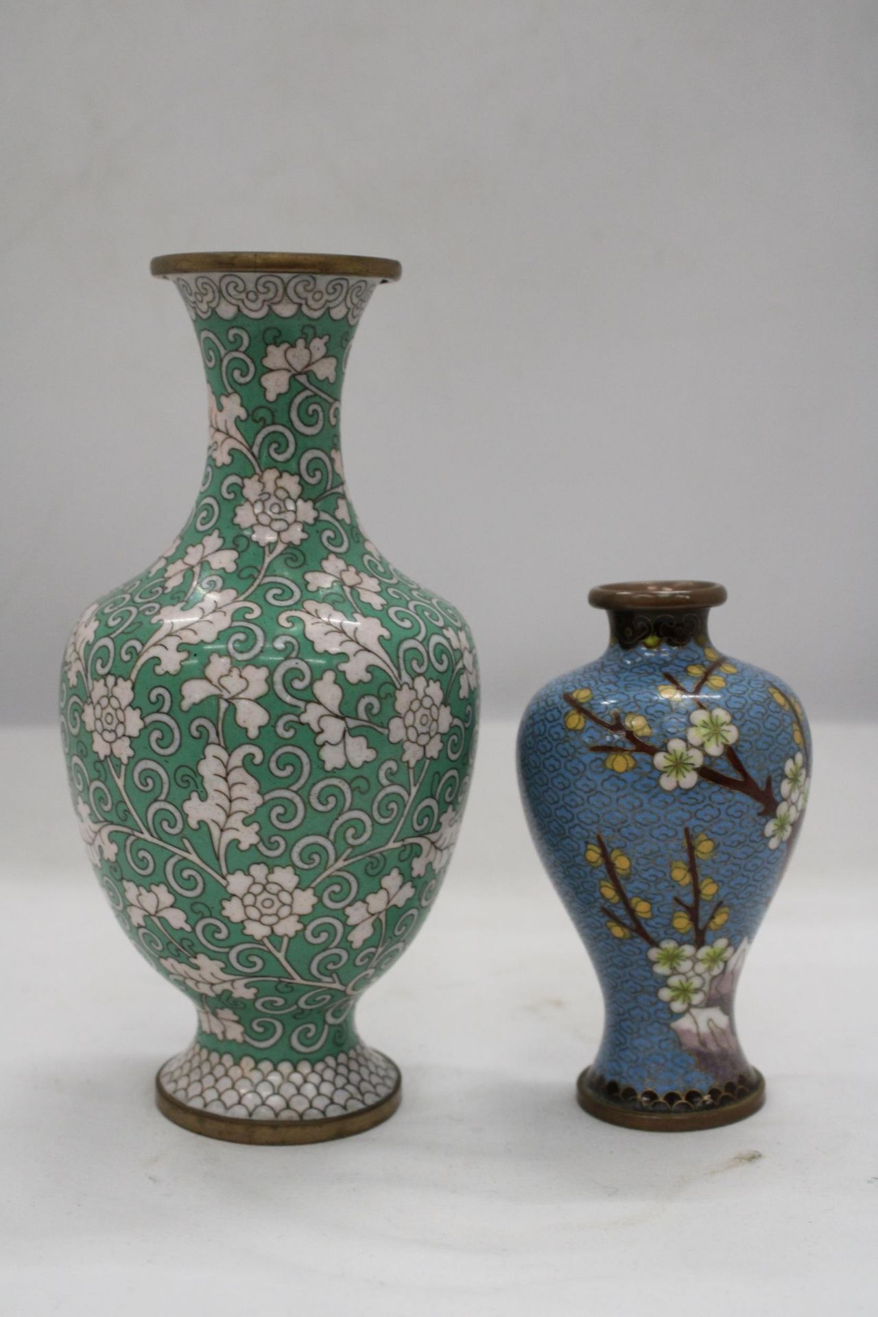 TWO ORIENTAL STYLE CLOISONNE VASES, HEIGHTS 21CM AND 13CM - Image 5 of 5