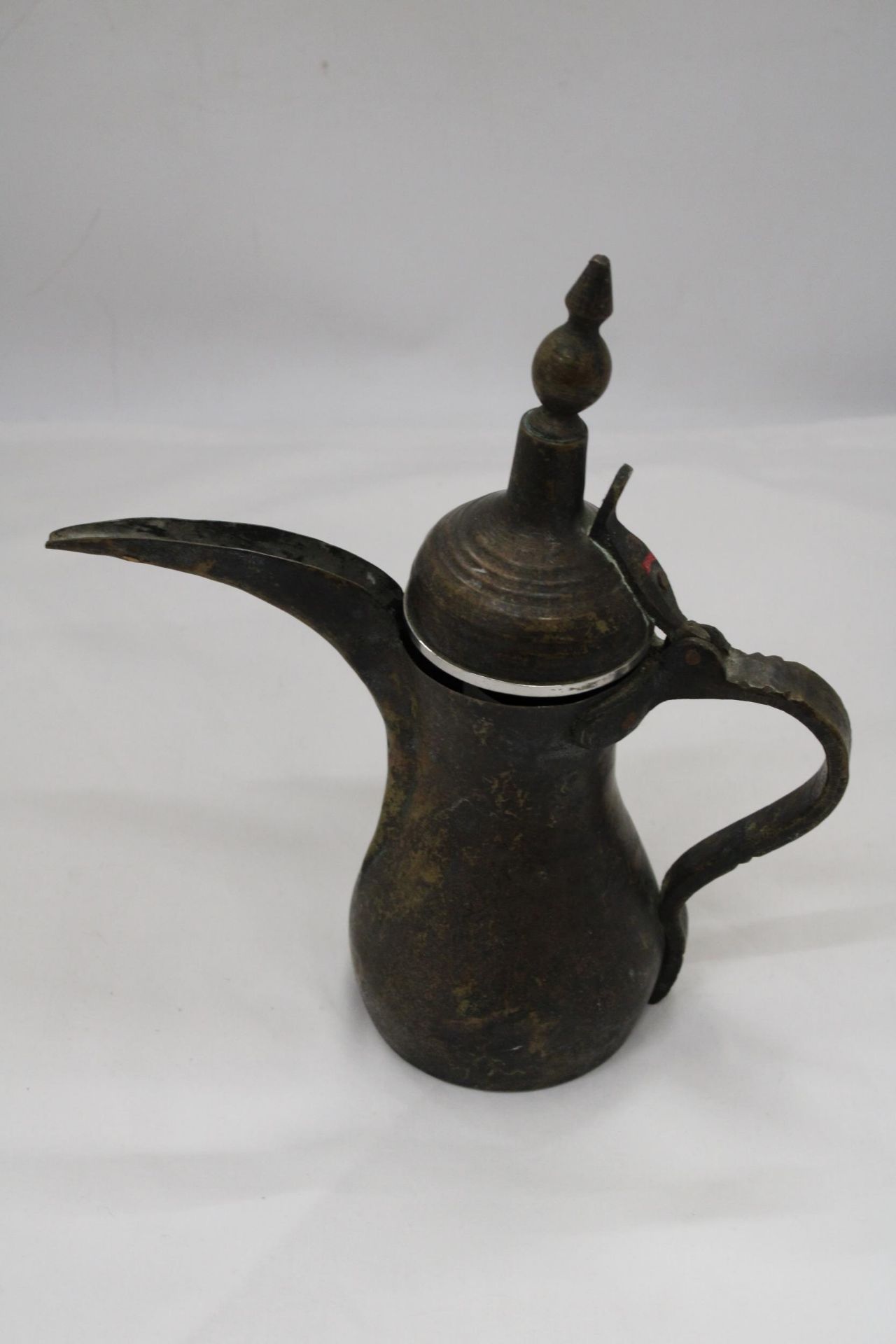 A VINTAGE EASTERN COFFEE POT, HEIGHT 30CM
