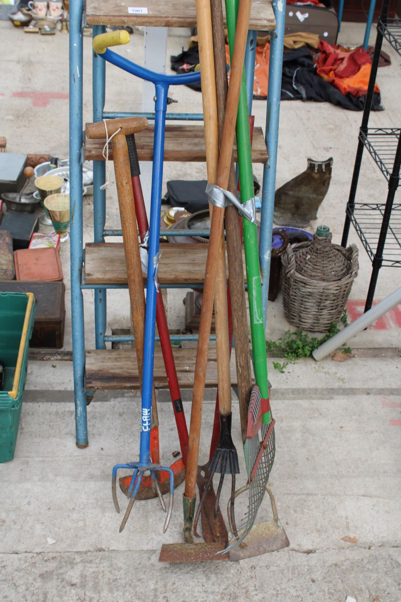 AN ASSORTMENT OF GARDEN TOOLS TO IBNCLUDE SHEARS, A STEP LADDER AND RAKES ETC - Image 2 of 2