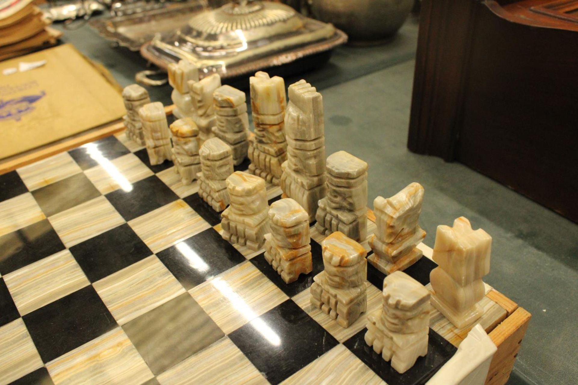 A COMPLETE MARBLE AND STONE CHESS SET WITH CARVED PIECES - Image 2 of 5
