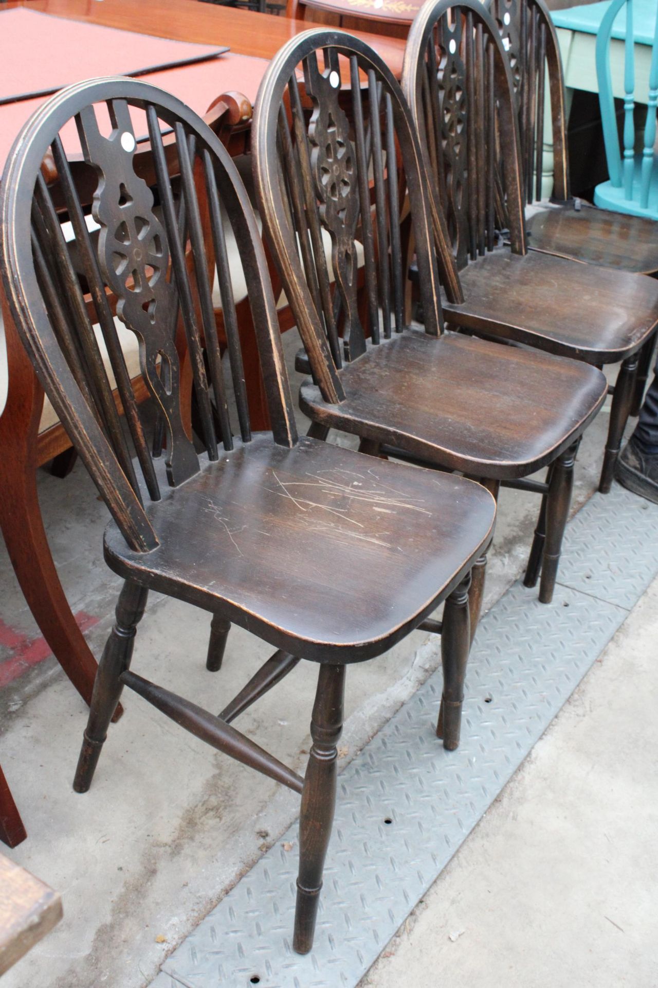 FOUR MODERN WHEEL-BACK WINDSOR STYLE CHAIRS - Bild 2 aus 2