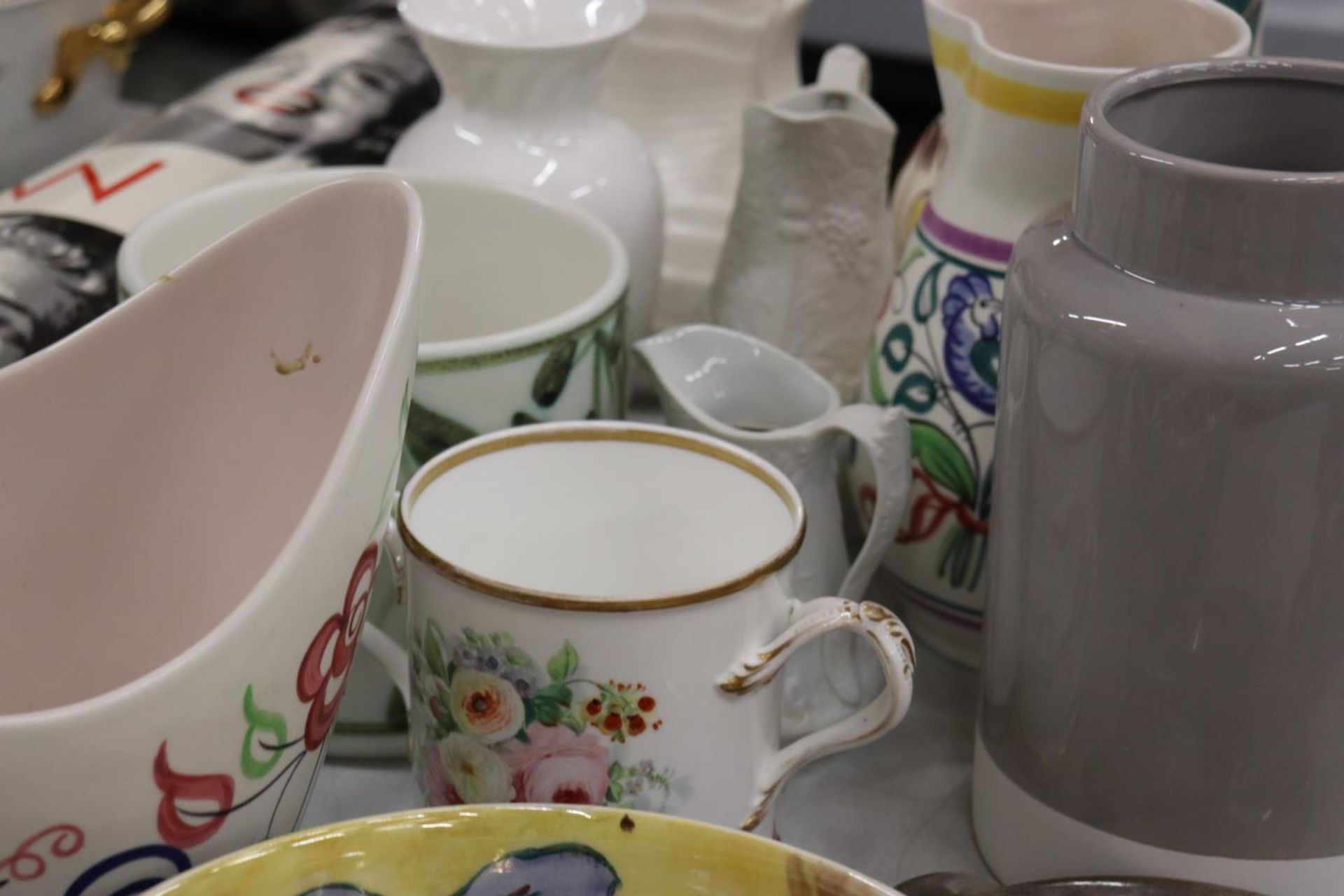 A QUANTITY OF CERAMICS TO INCLUDE PORTMERION JUGS, POOLE POTTERY, AYNSLEY LITTLE SWEETHEART, - Image 5 of 5