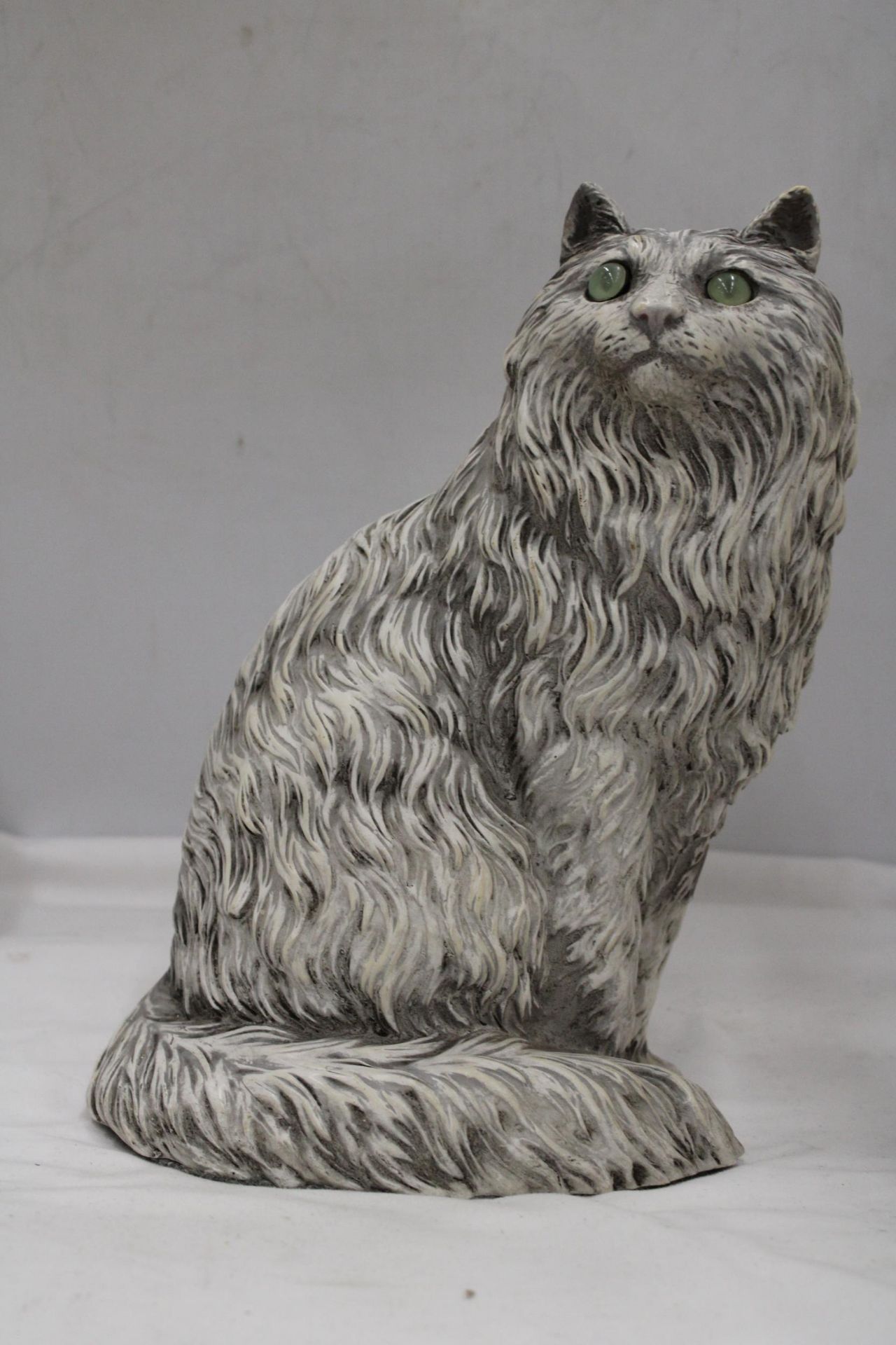 A LARGE VINTAGE WHITE CAT, HEIGHT 28CM - Image 2 of 5