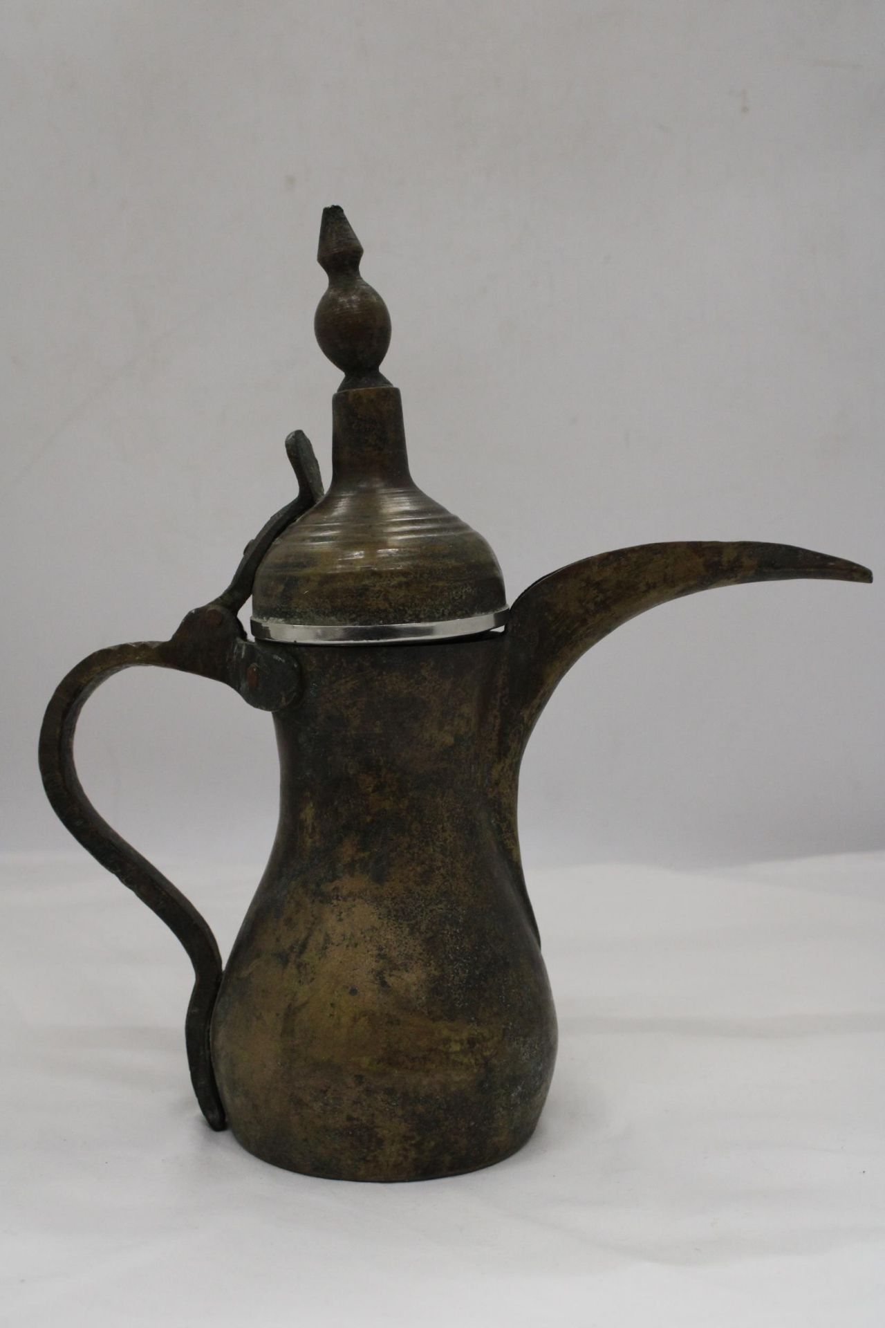 A VINTAGE EASTERN COFFEE POT, HEIGHT 30CM - Bild 4 aus 5