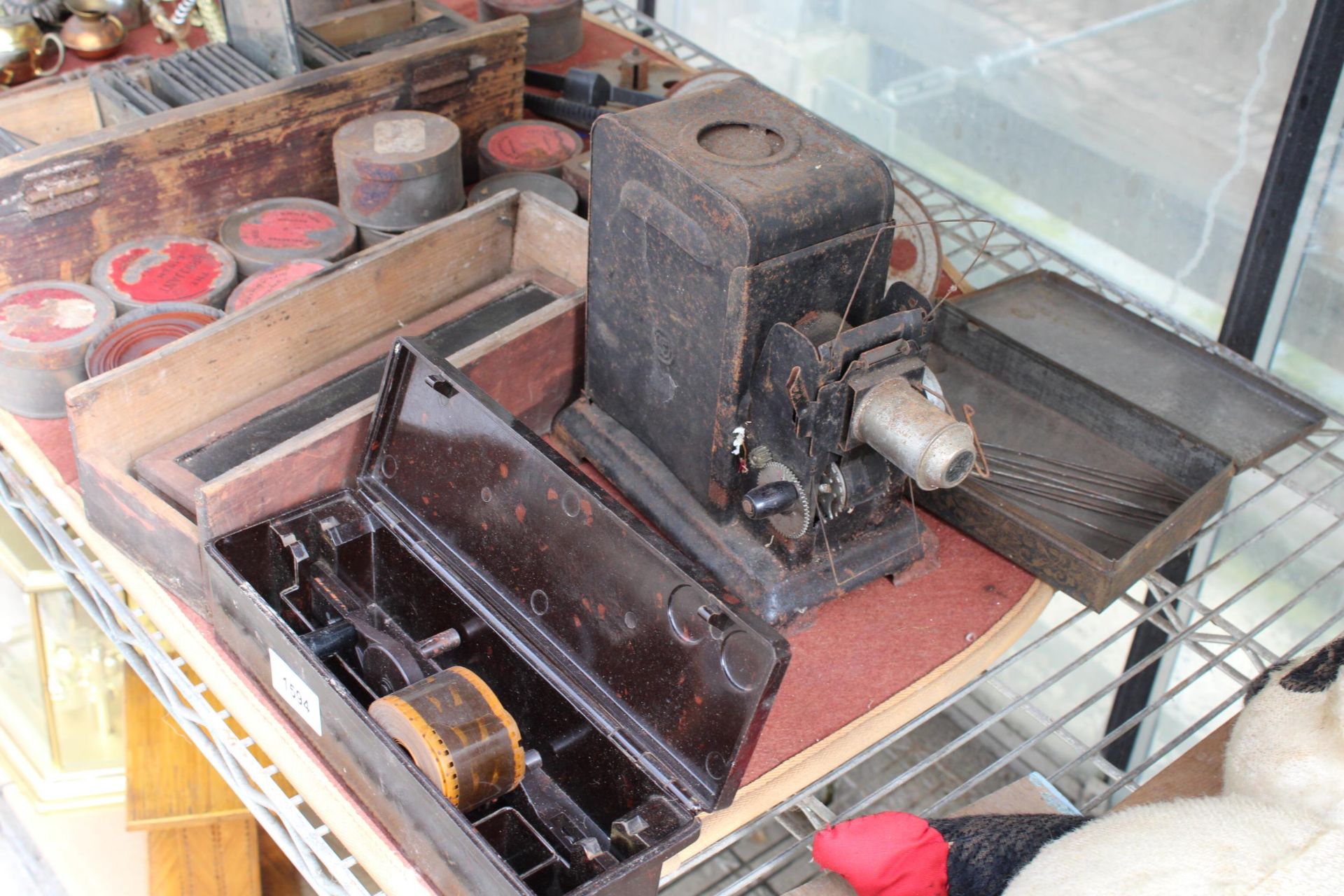 AN ASSORTMENT OF VINTAGE PHOTOGRAPHY EQUIPMENT TO INCLUDE A PROJECTOR, FILM REELS AND SLIDES ETC - Bild 3 aus 3