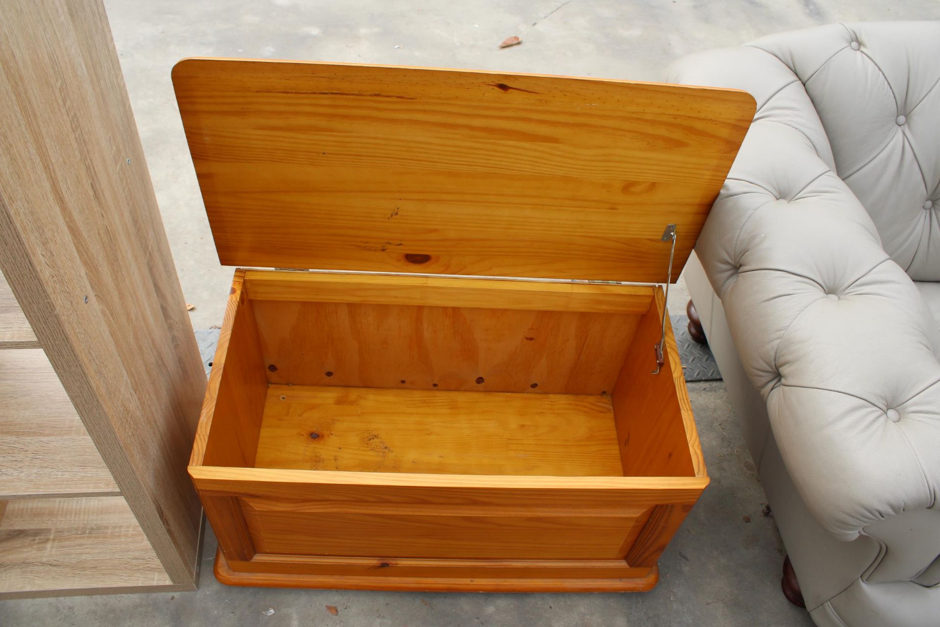 A MODERN PINE BLANKET CHEST, 33" WIDE - Bild 2 aus 2