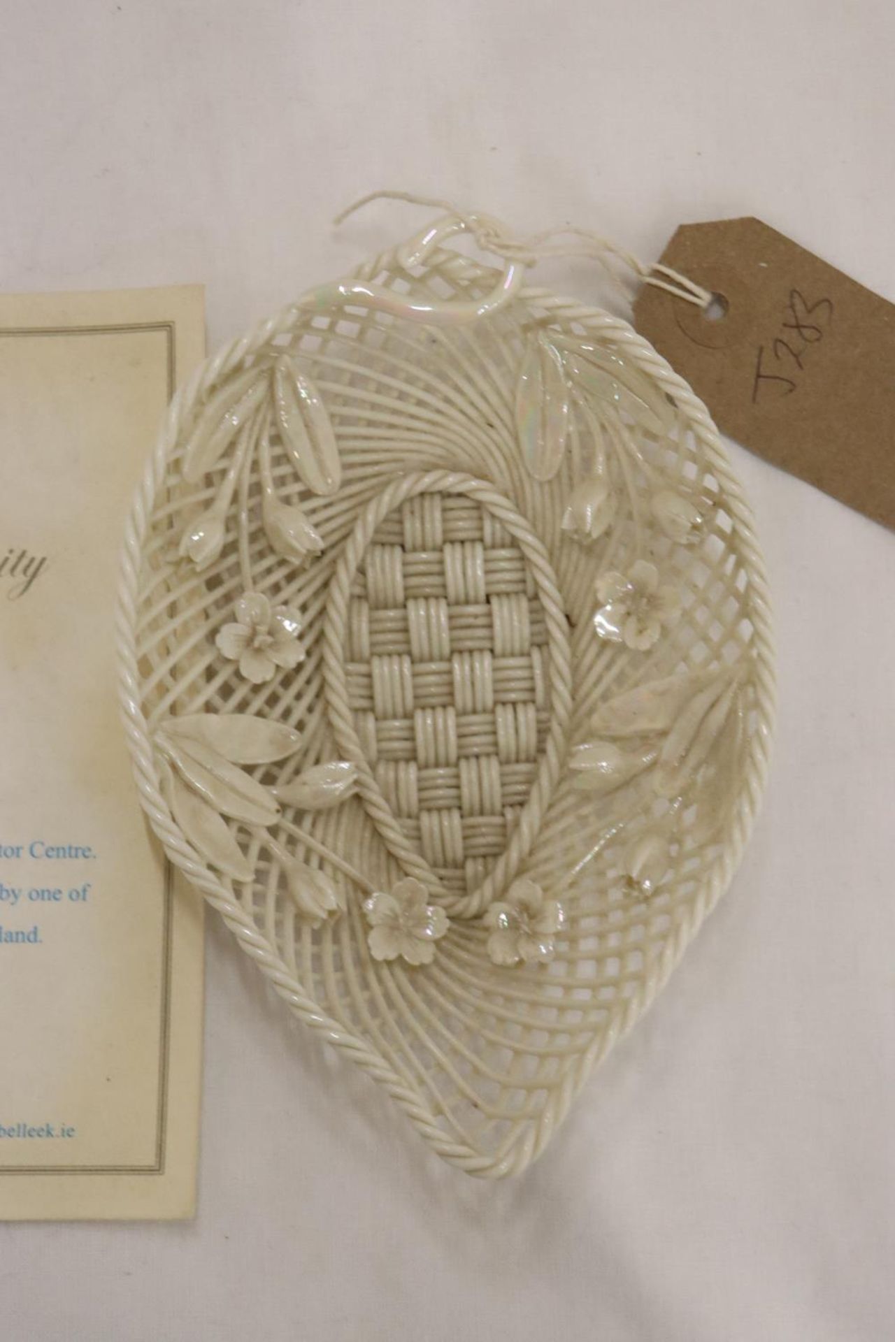 A BELLEEK ROSE ISLE LATTICE DISH WITH CERTIFICATE OF AUTHENTICITY - Bild 3 aus 4