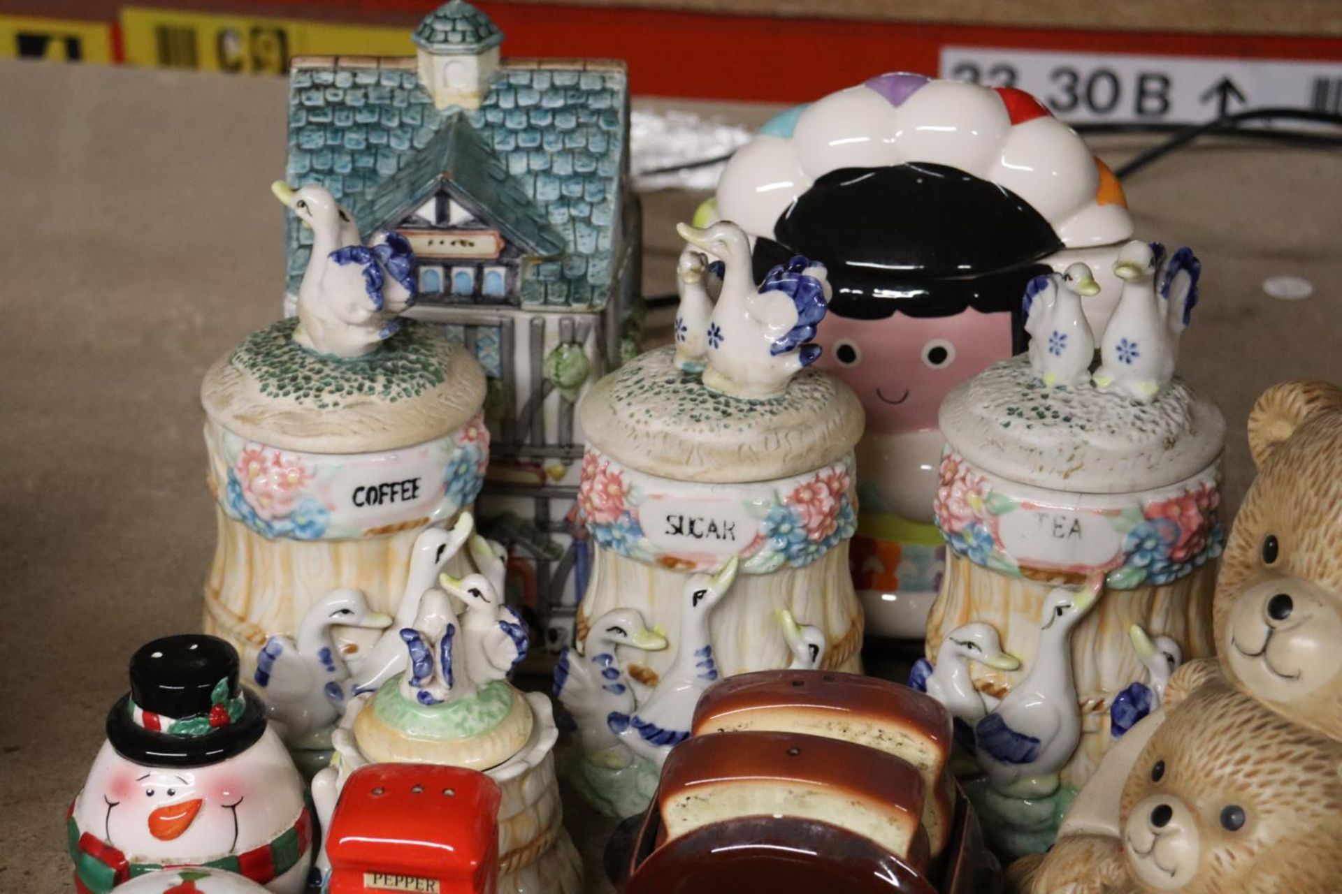 A COLLECTION OF NOVELTY CRUET SETS AND STORAGE JARS - Image 2 of 5