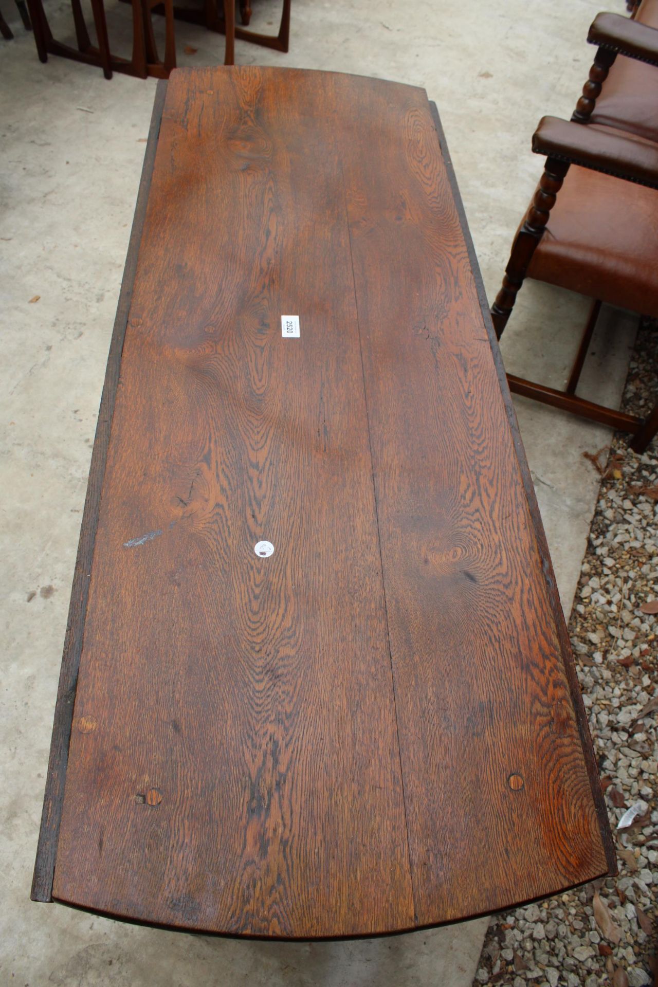 AN OAK GEORGE III OVAL GATE LEG DINING TABLE WITH TWO DRAWERS ON TURNED LEGS 59" X 53" OPENED - Image 4 of 6