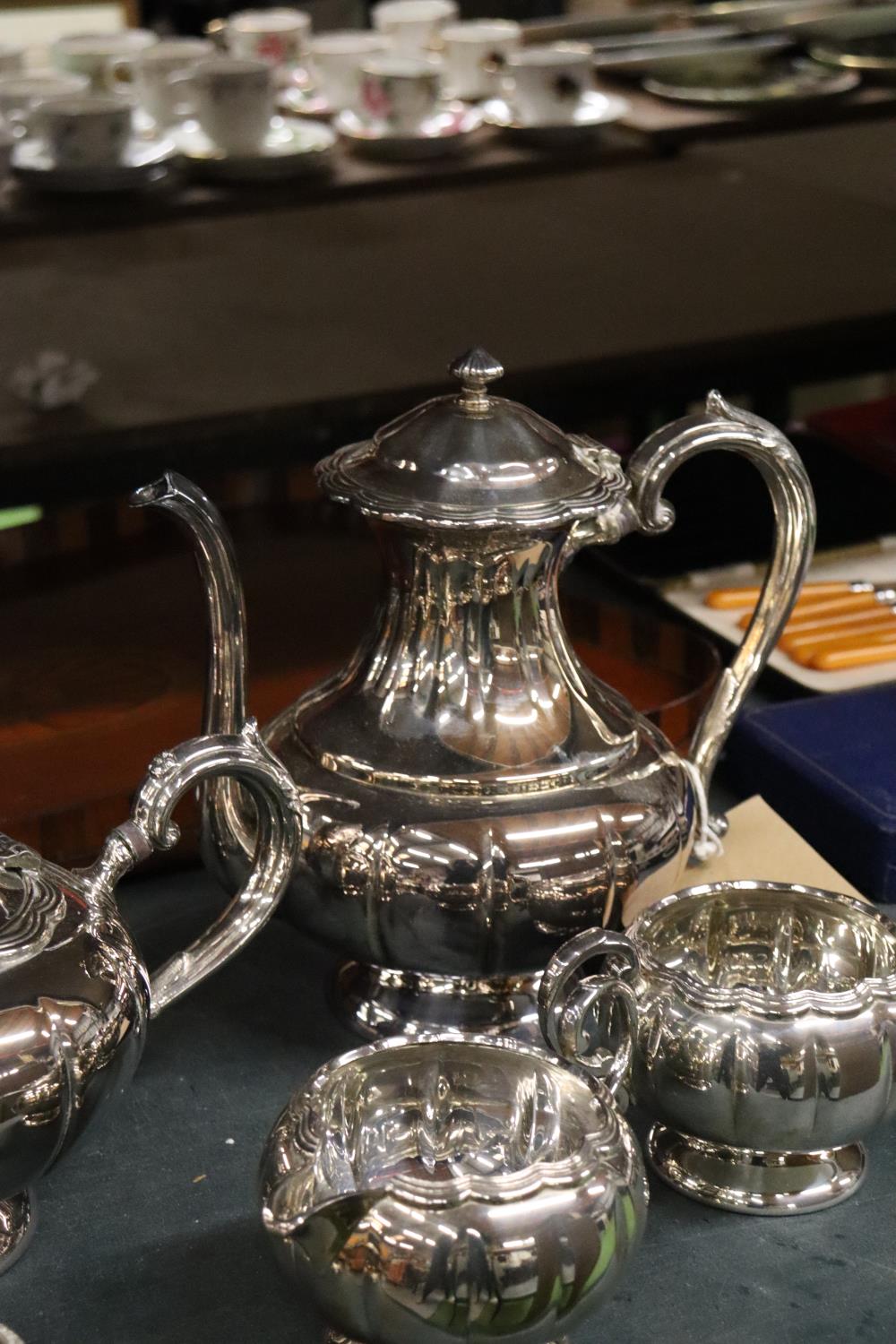 A SILVER PLATED TEASET TO INCLUDE A TEAPOT, COFFEE POT, SUGAR BOWL, CREAM JUG AND A CRUET SET - Image 4 of 5